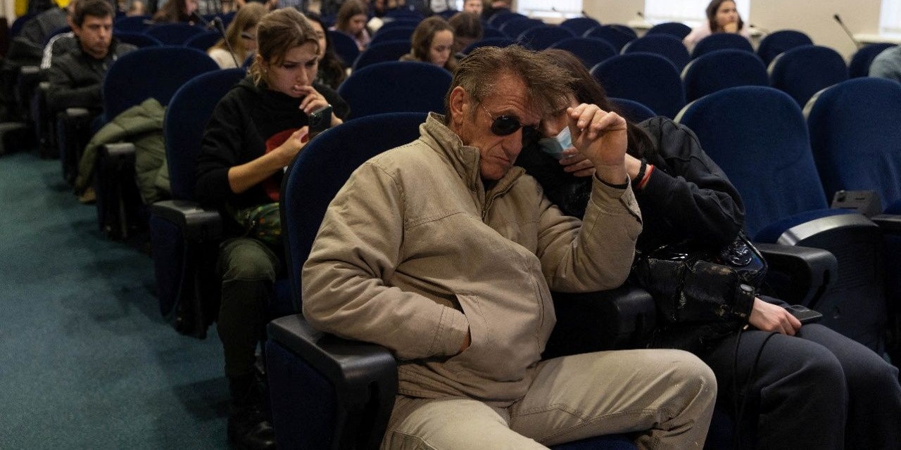 "Will der Welt die Wahrheit über die Invasion erzählen": US-Schauspieler Sean Penn an einer Regierungspressekonferenz in Kiew am 24. Februar.