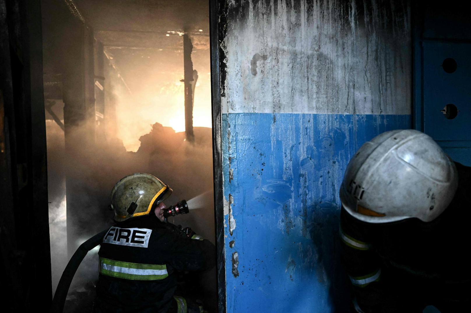 Feuerwehrleute im Einsatz nach einem Bombenangriff auf ein Mehrparteienhaus in&nbsp;Tschuhujiw. (24. Februar 2022)