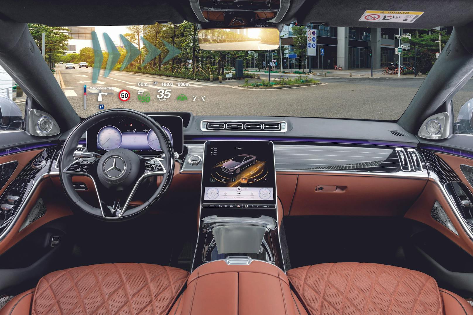 Augmented Reality bei der Mercedes S-Klasse (Symbole auf der Windschutzscheibe zur Illustrationszwecken vergrößert - in der Realität sind sie etwas kleiner)