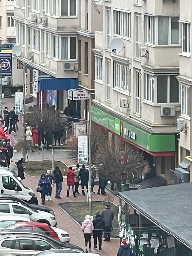 In Kiew stehen Menschen vor Supermärkten Schlange, um sich mit Lebensmitteln einzudecken.