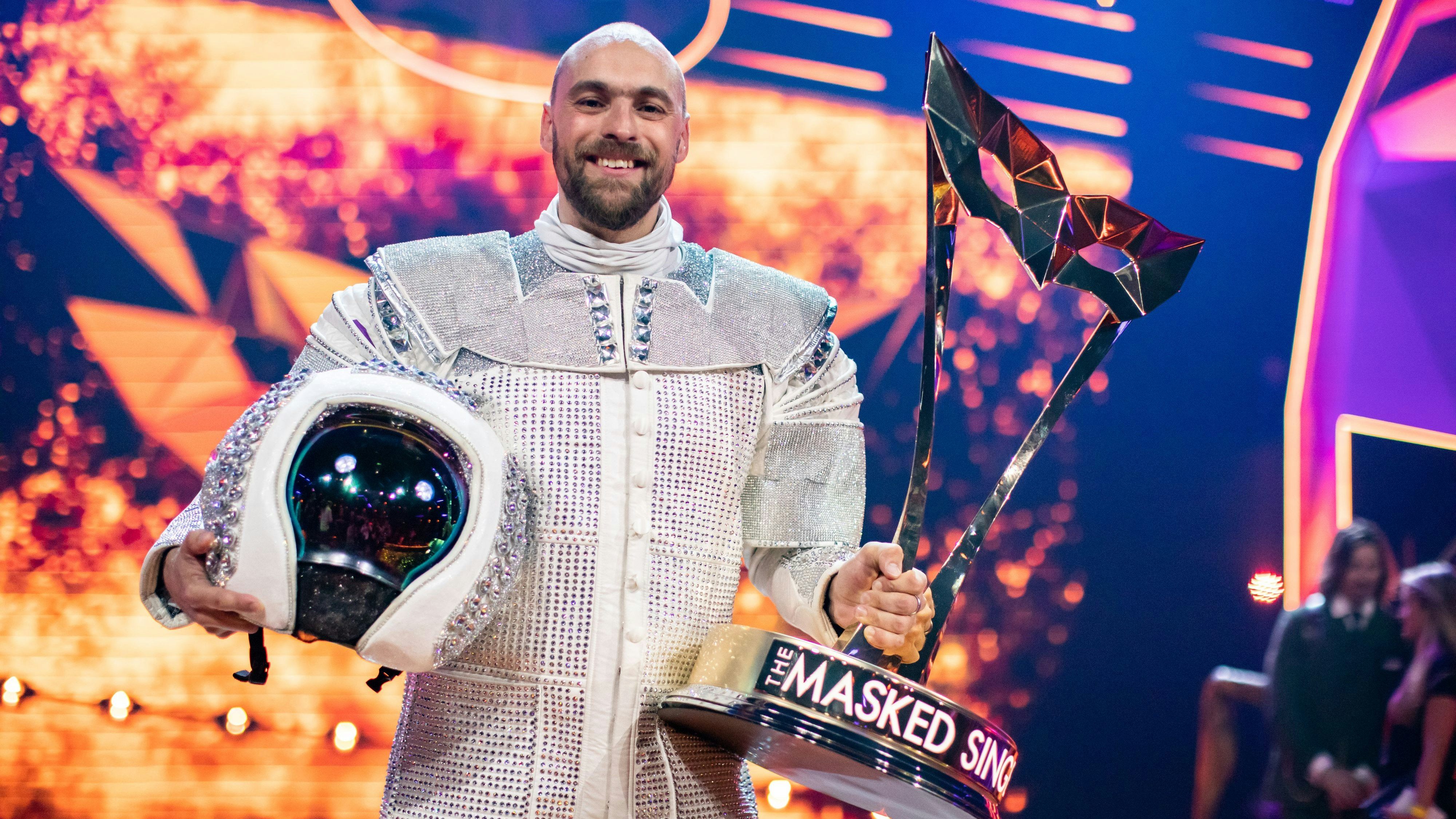 Download von www.picturedesk.com am 24.02.2022 (14:43).  02 August 2019, North Rhine-Westphalia, Cologne: The winner of the ProSieben show "The Masked Singer", Max Mutzke, stands as "astronaut" after the show with his trophy on stage. Photo: Marcel Kusch/dpa - 20190802_PD0008 - Rechteinfo: Rights Managed (RM)