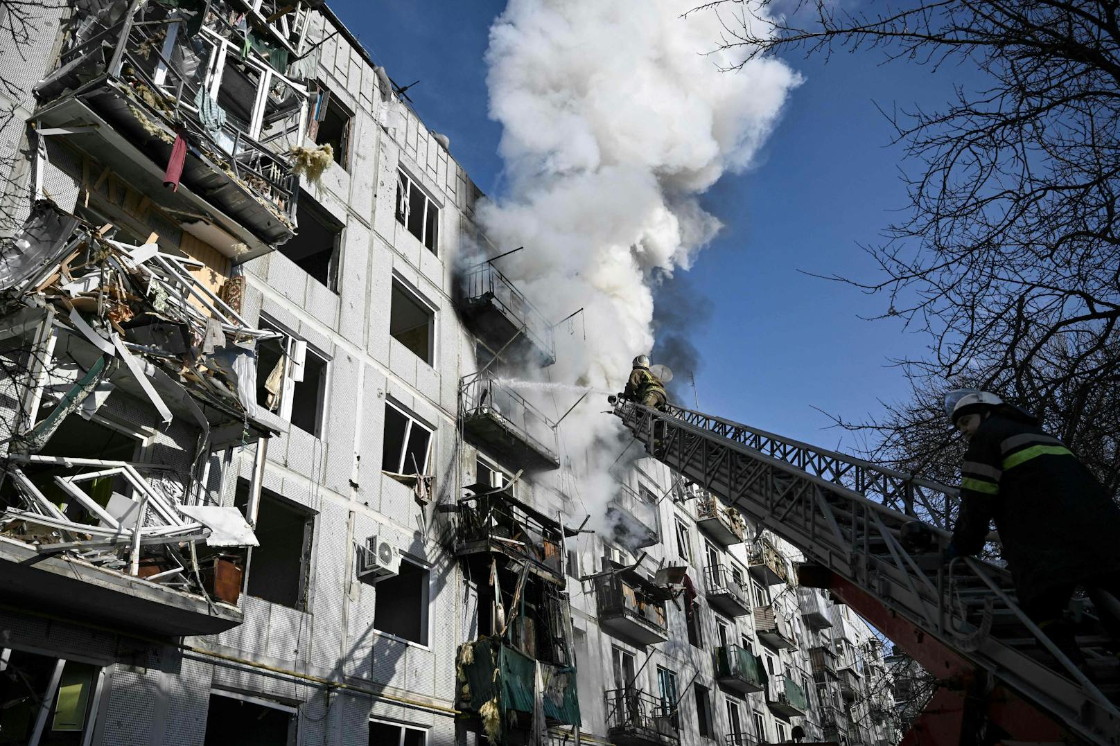 Feuerwehrleute im Einsatz nach einem Bombenangriff auf ein Mehrparteienhaus in Tschuhujiw. (24. Februar 2022)