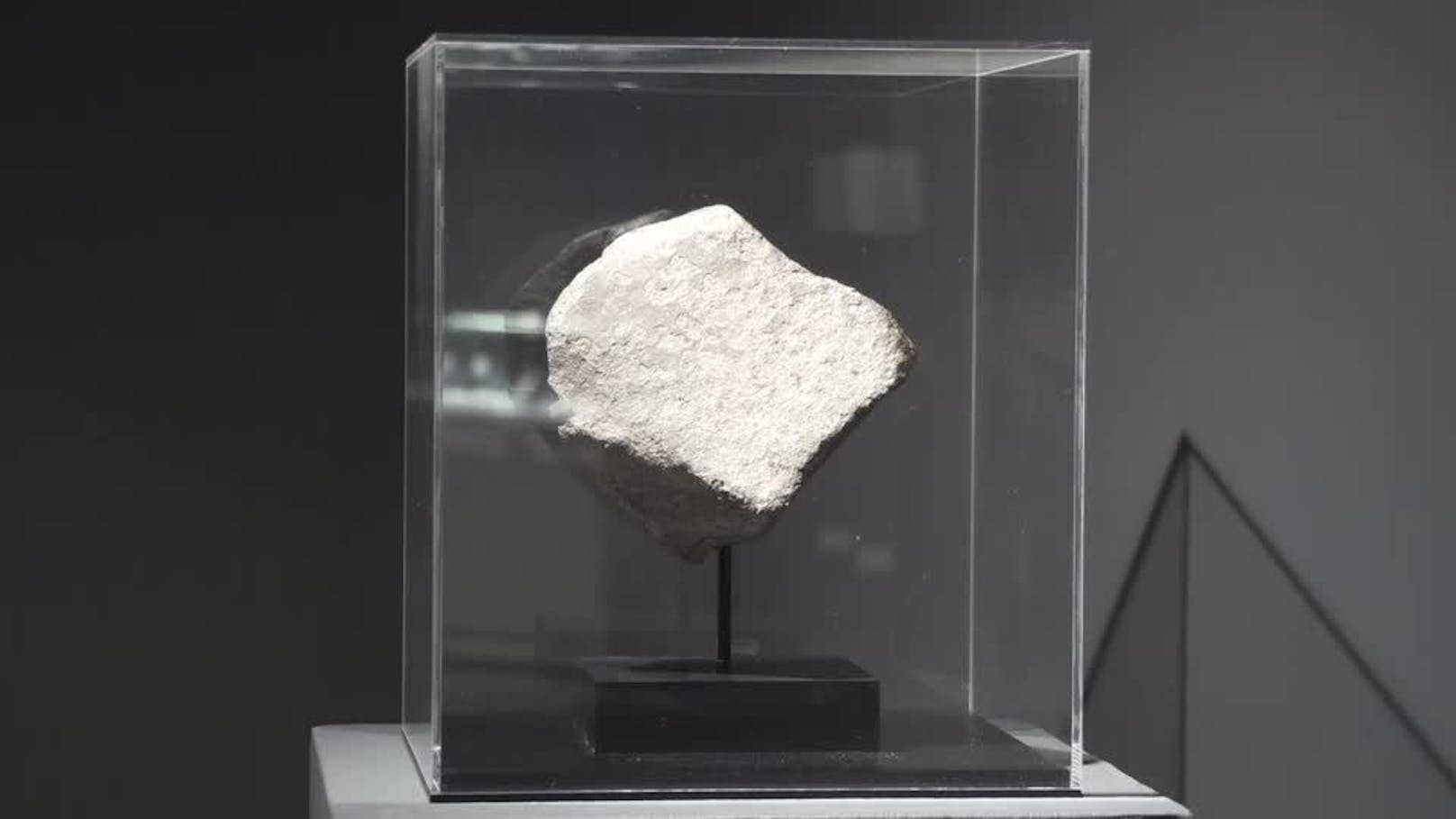 Dieses Stück Stein ist weit gereist und älter als die Erde.