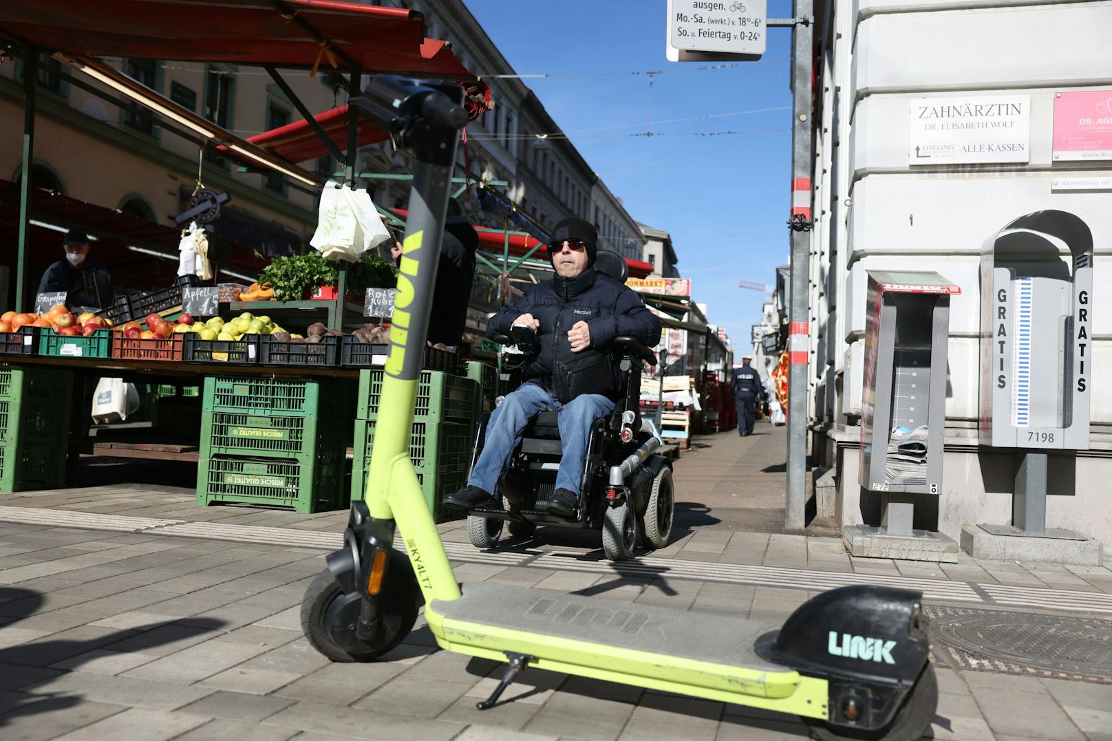 Am Weg über den Brunnenmarkt steht schon das nächste Hindernis: Nachlässig abgestellte E-Scooter sind für Rollstuhlfahrer ein großes Ärgernis.