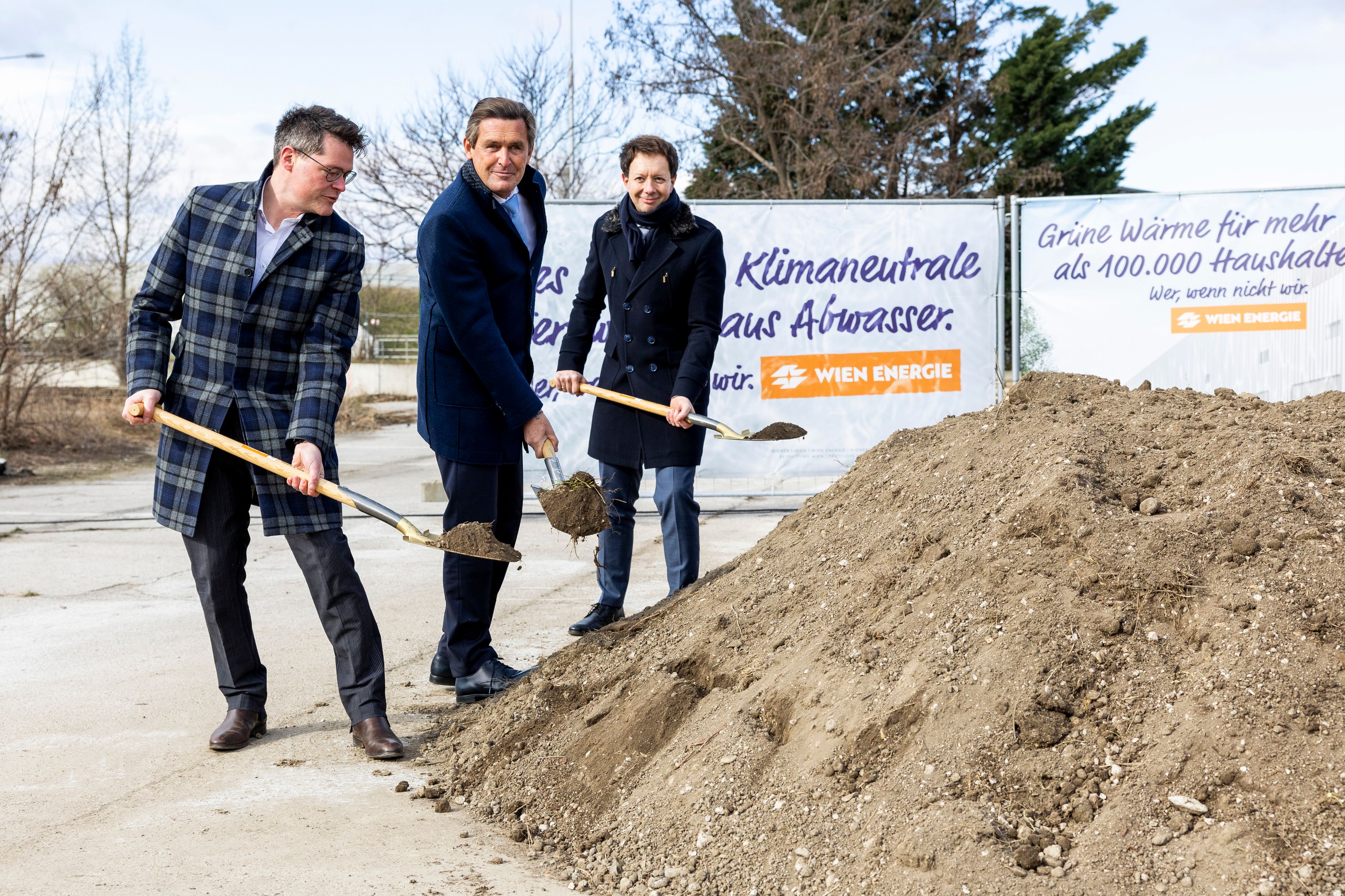 Spatenstich für die Großwärmepumpe am Gelände der ebswien Kläranlage in Wien. Von links:&nbsp;Klimastadtrat Jürgen Czernohorszky, Finanzstadtrat Peter Hanke und Geschäftsführer von Wien Energie,&nbsp;Karl Gruber.