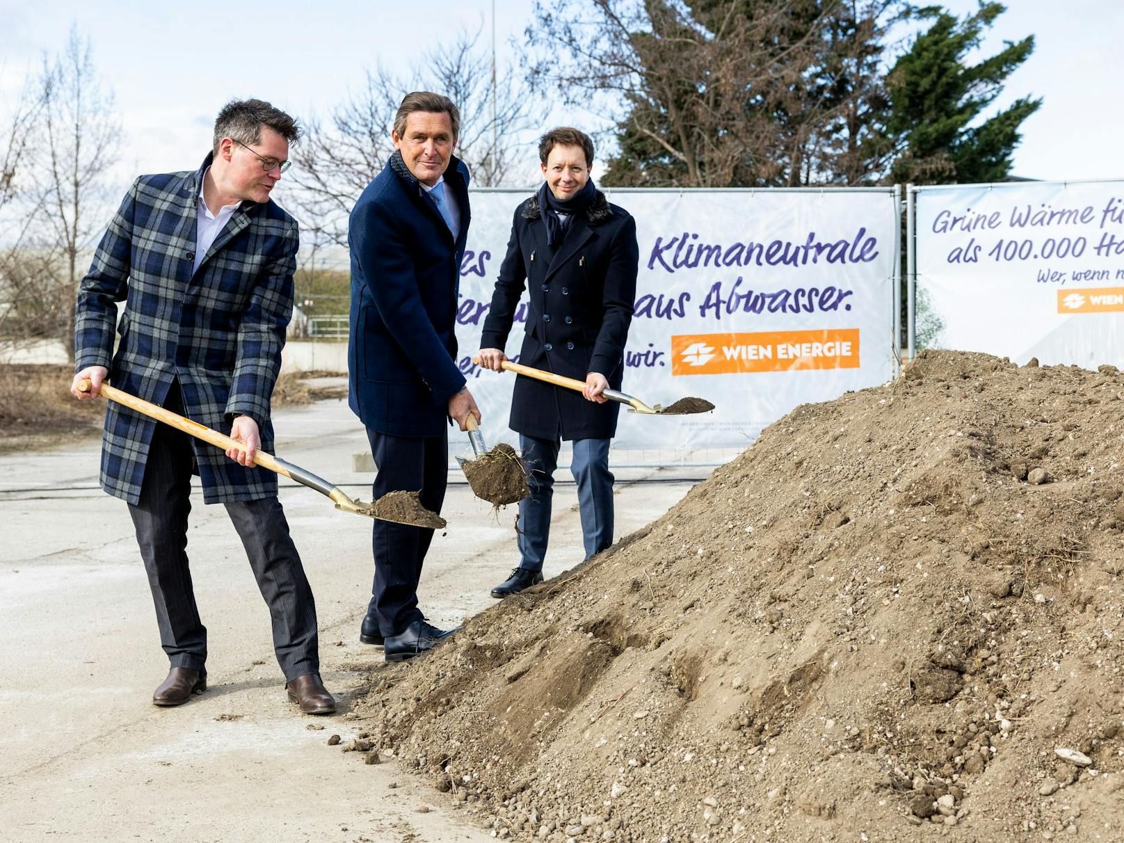 Spatenstich für die Großwärmepumpe am Gelände der ebswien Kläranlage in Wien. Von links:&nbsp;Klimastadtrat Jürgen Czernohorszky, Finanzstadtrat Peter Hanke und Geschäftsführer von Wien Energie,&nbsp;Karl Gruber.