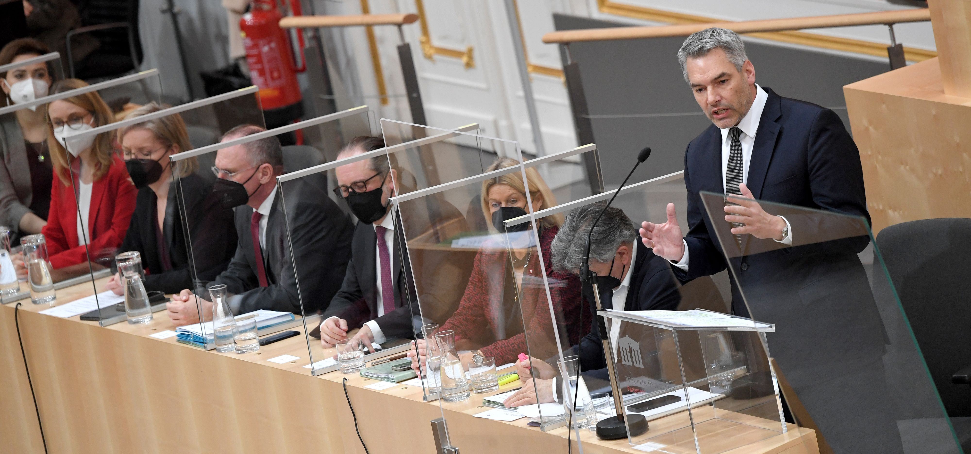 Die Regierungsbank während der Nehammer-Erklärung zum Ukraine-Krieg im Nationalrat am 24. Februar 2022.