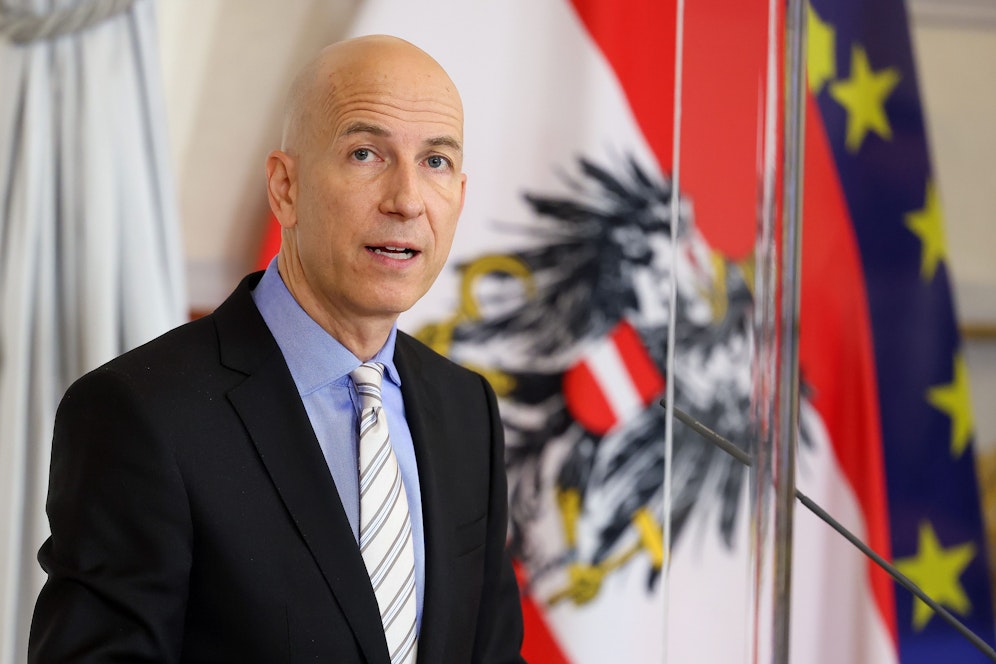 Arbeitsminister Martin Kocher will mit dem Bonus Personen, die von der Kurzarbeit besonders betroffen waren, entlasten. 
