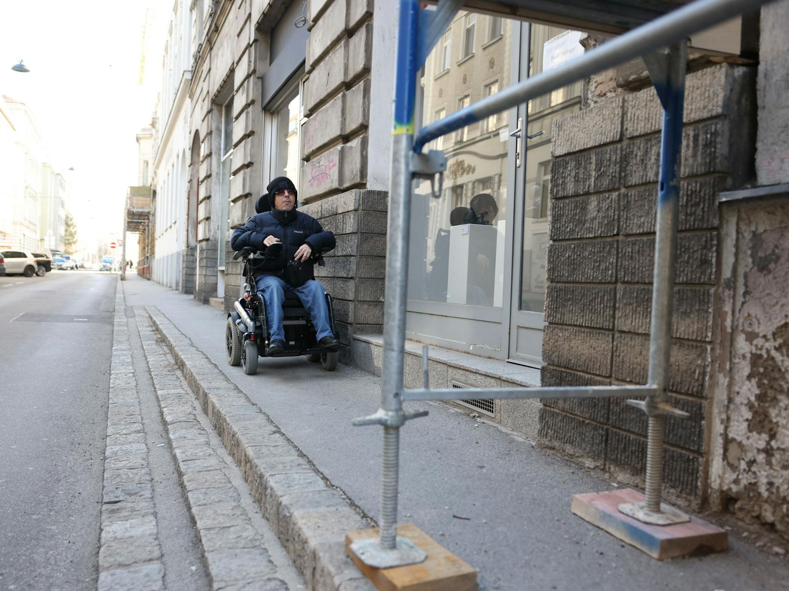 Eine von vielen Hürden auf Wiens zu engen Gehwegen: An Baustellen gibt es für Rollstuhlfahrer Martin Ladstätter kein Weiterkommen.