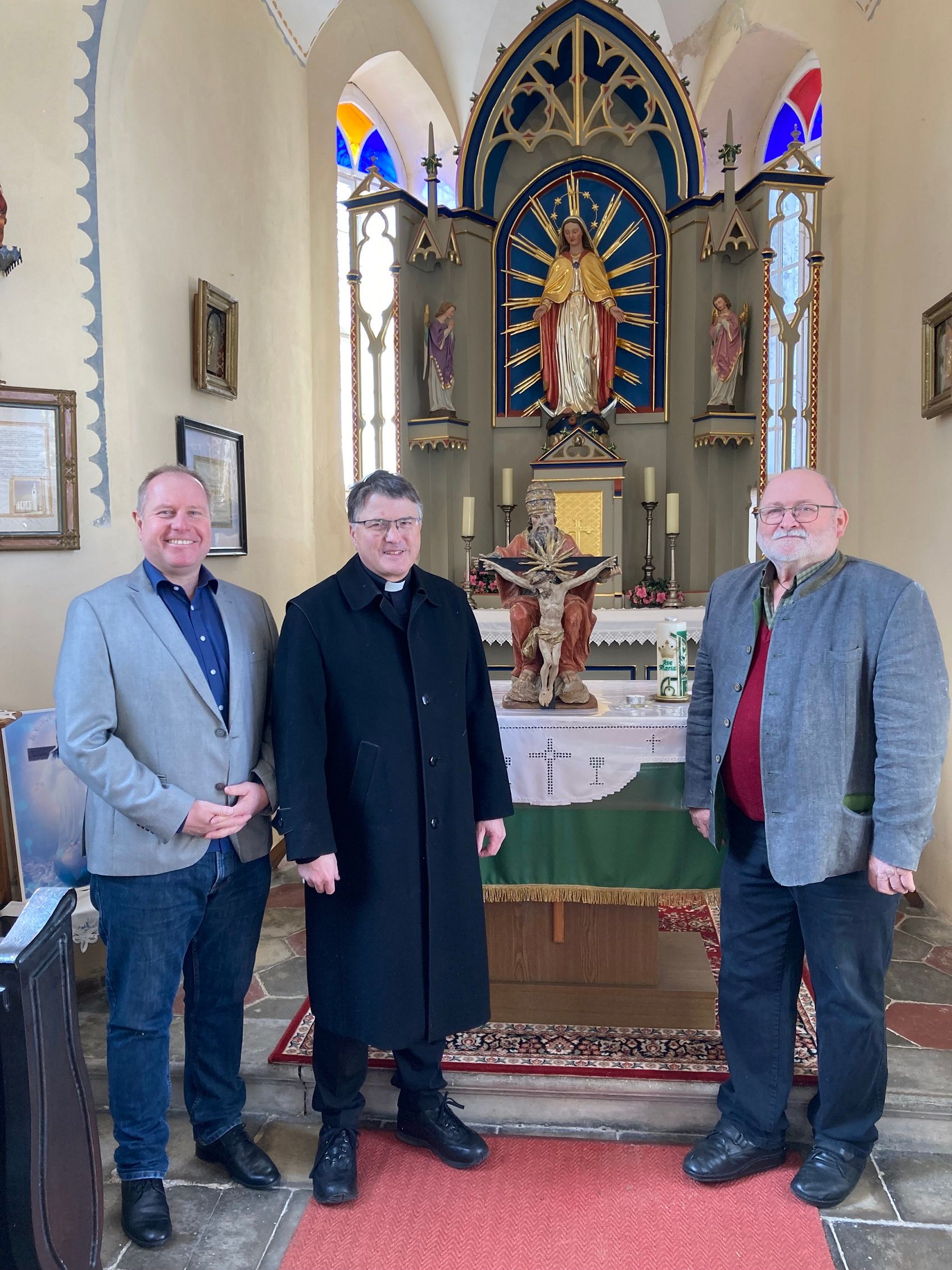 Abteilungs-Inspektor Friedrich Sedlak (Ermittler des Landeskriminalamtes NÖ), Pfarrer Franz-Xaver Hell und Ortsvorsteher Adalbert Haydn