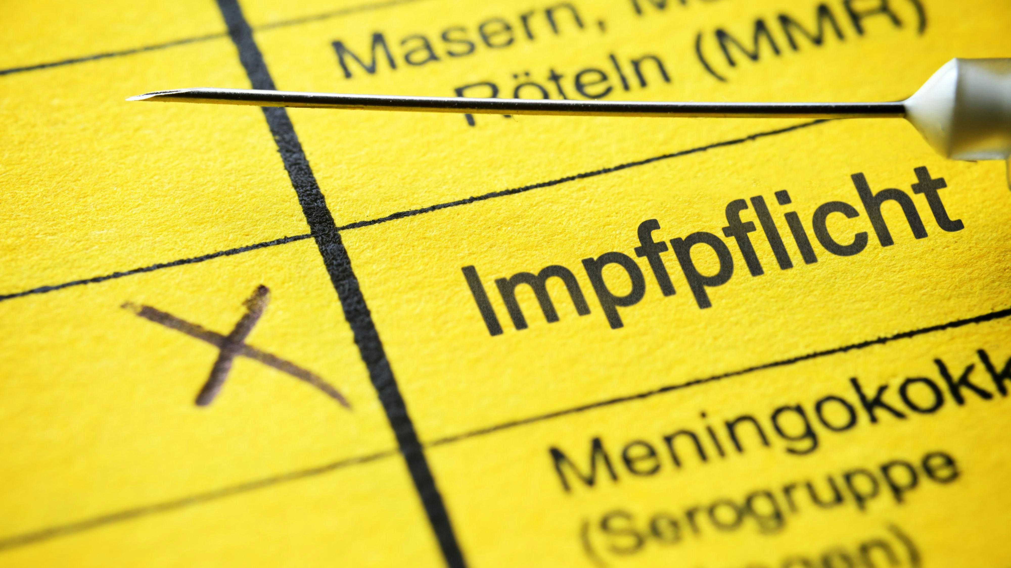 Download von www.picturedesk.com am 24.02.2022 (12:31).  Impfausweis mit dem Schriftzug Impfpflicht - 20220126_PD14737 - Rechteinfo: Rights Managed (RM)