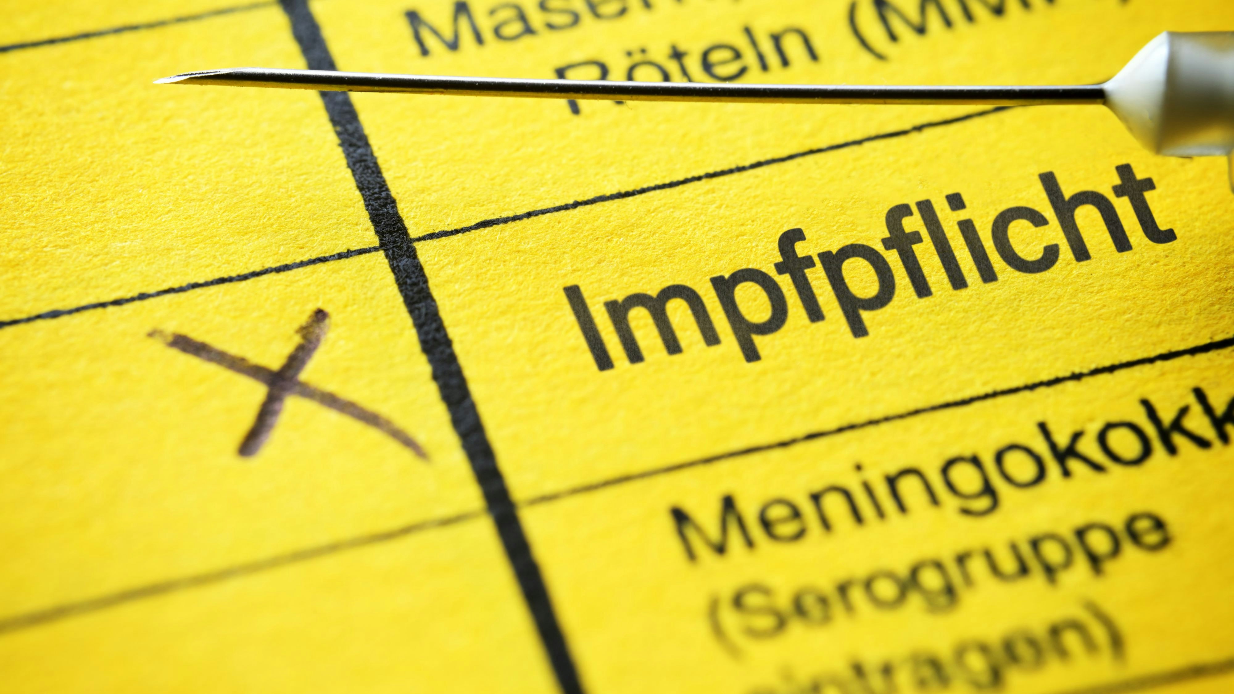 Download von www.picturedesk.com am 24.02.2022 (12:31).  Impfausweis mit dem Schriftzug Impfpflicht - 20220126_PD14737 - Rechteinfo: Rights Managed (RM)