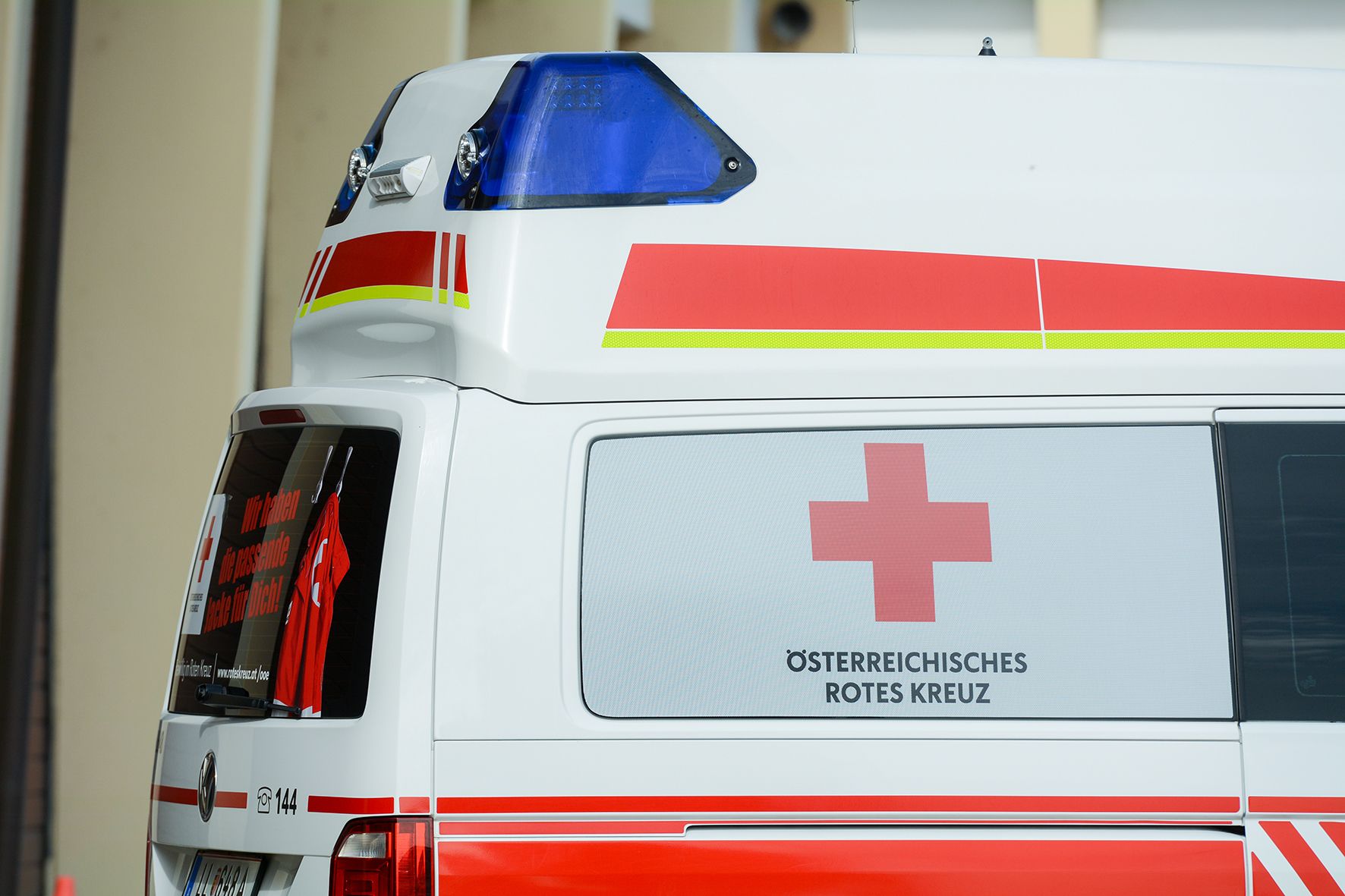 Die beiden Mädchen wurden schwer verletzt vom Roten Kreuz ins LKH Salzburg eingeliefert. (Symbolbild)