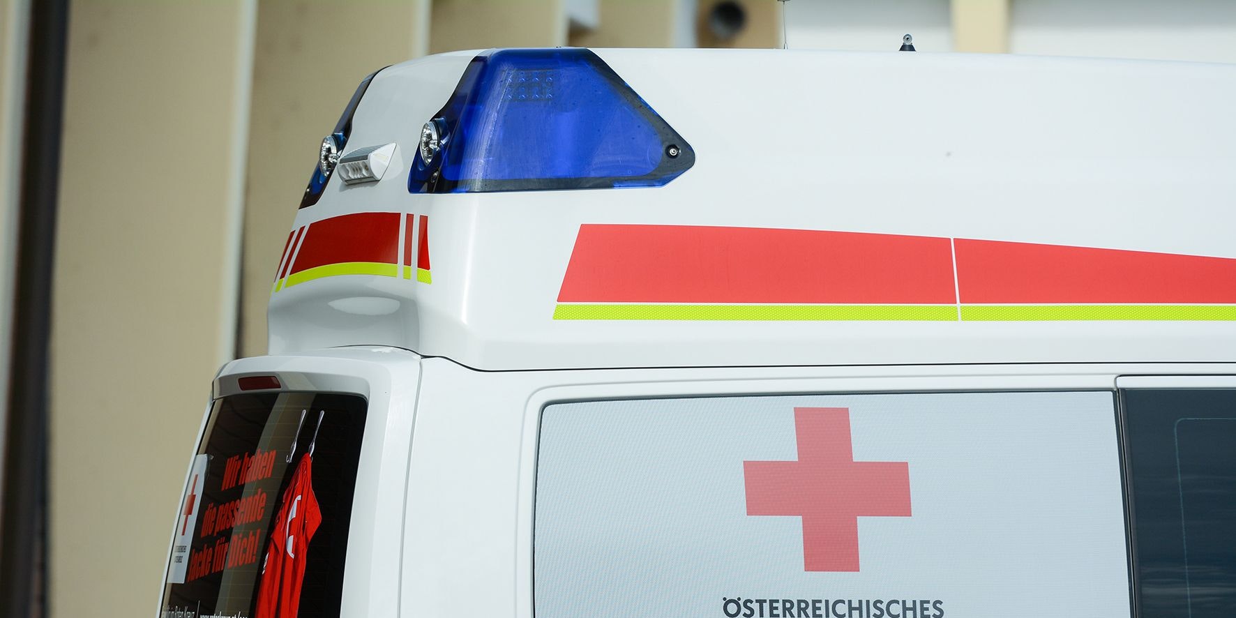 Der Mann wurde mit schweren Verletzungen ins Krankenhaus Zams gebracht. (Symbolbild)