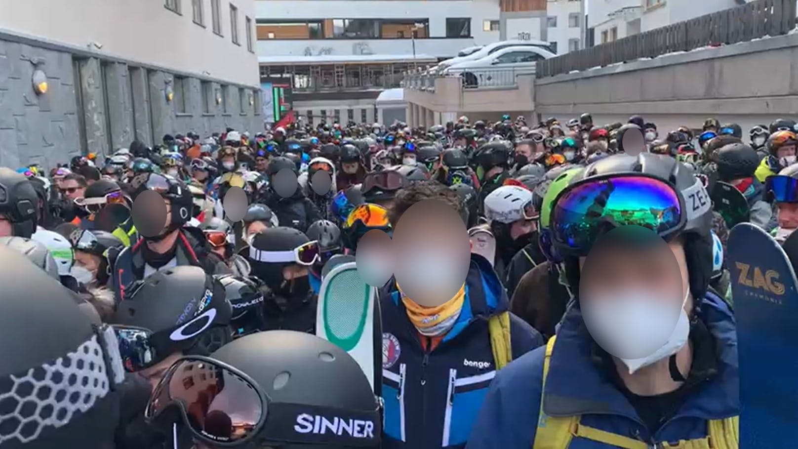 Hunderte reihten sich am Donnerstag in Ischgl vor die Ski-Lifte.
