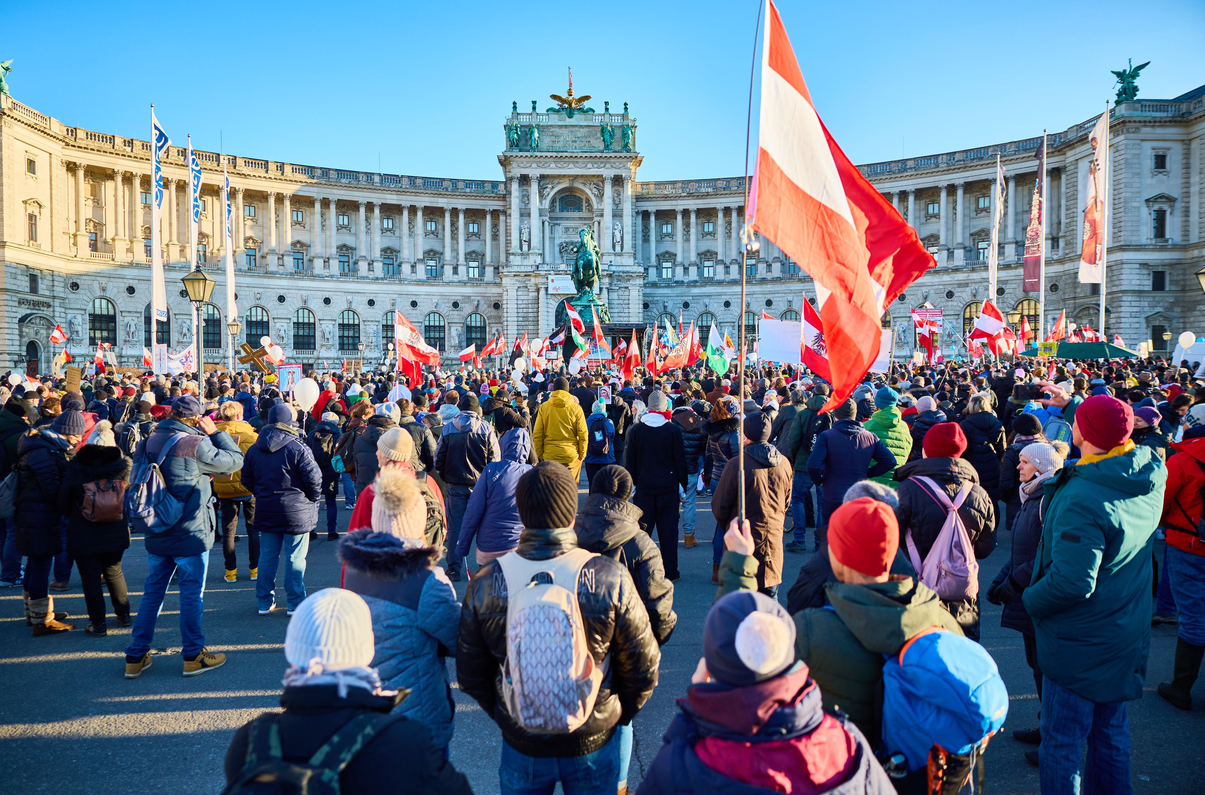 Am Wochenende versammeln sich wieder Corona-Demonstranten am Heldenplatz. (Archivbild)