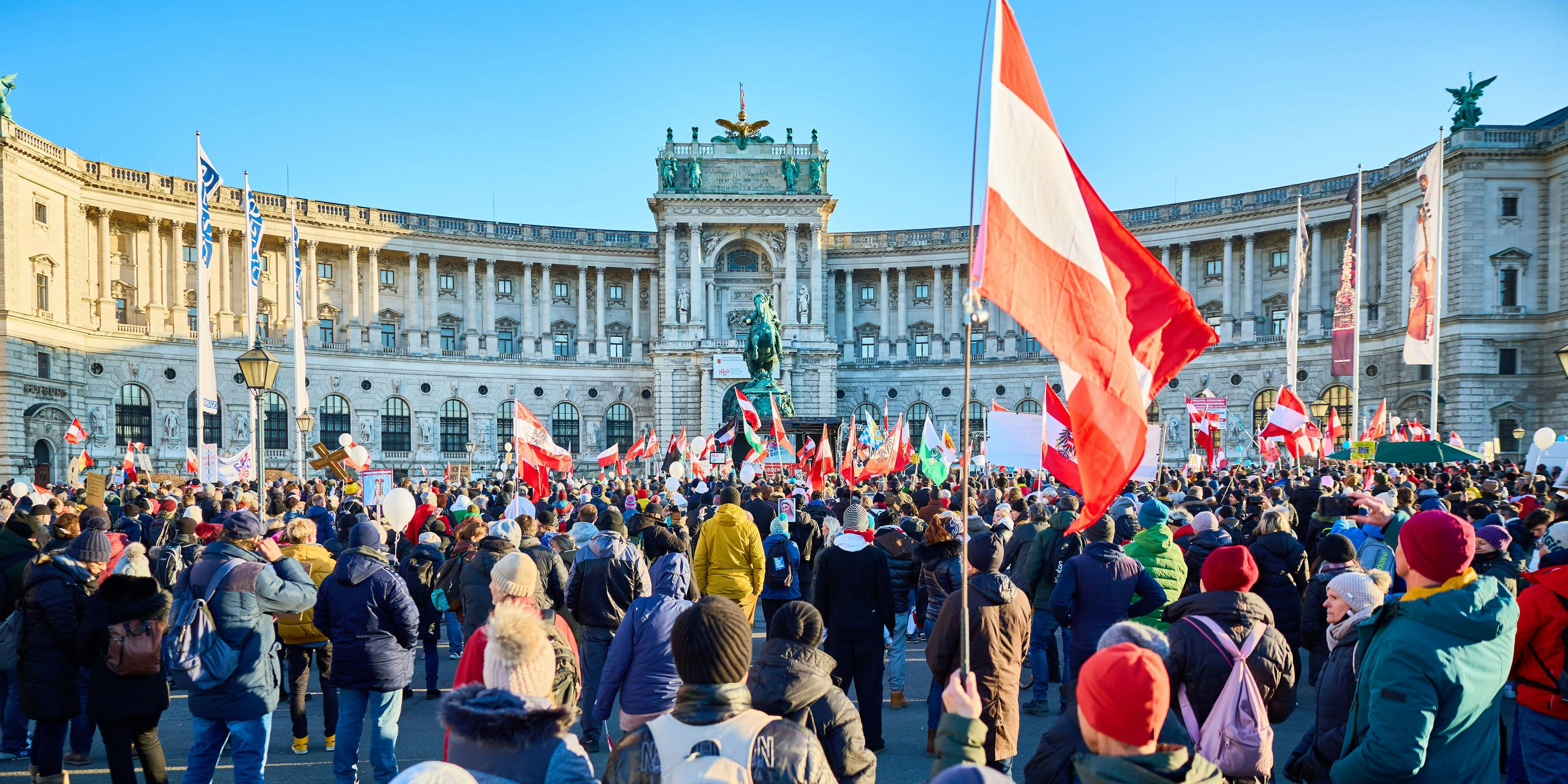 Am Wochenende versammeln sich wieder Corona-Demonstranten am Heldenplatz. (Archivbild)