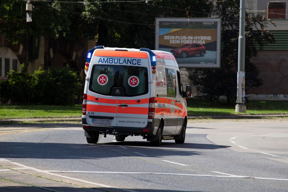Der Mann musste in ein Spital eingeliefert werden. (Symbolfoto)