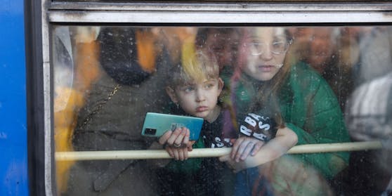 Sie haben es fast geschafft: Eine Mutter und ihr Sohn warten in einem Evakuierungszug auf die Abfahrt nach Polen.