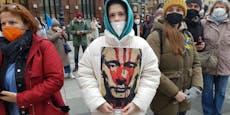Wiener protestieren am Stephansplatz gegen Ukraine-Krieg