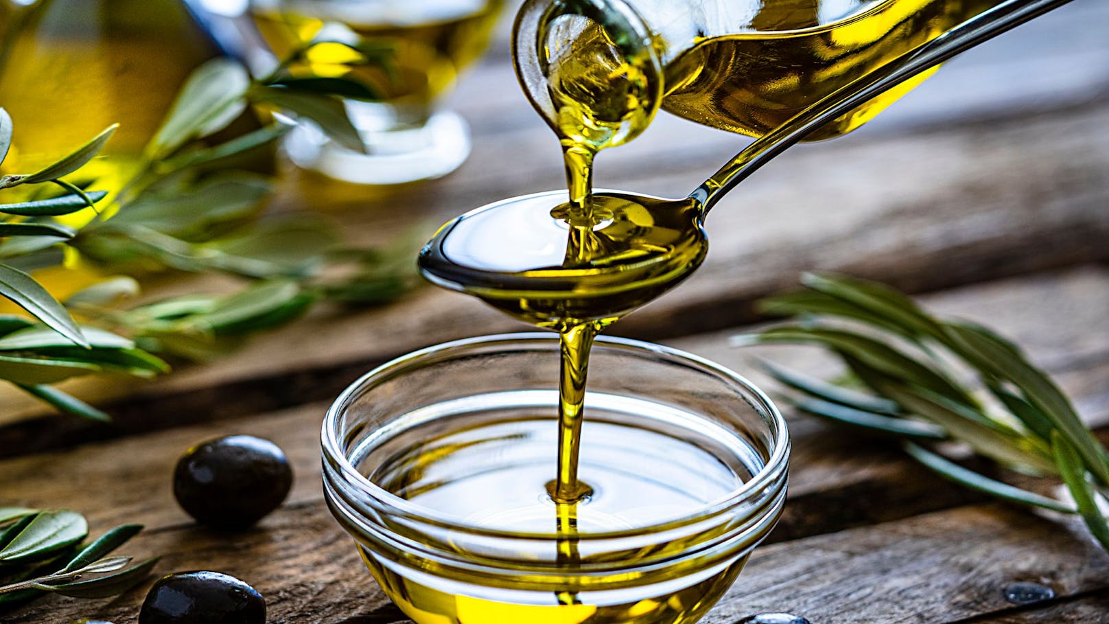 <strong>Olivenöl</strong> weist dank der einfach und mehrfach ungesättigten Fettsäuren antioxidative, entzündungshemmende und gerinnungshemmende Eigenschaften auf. So ist in dem Öl Oleocanthal enthalten, ein Stoff, der anti-entzündlich wirkt.