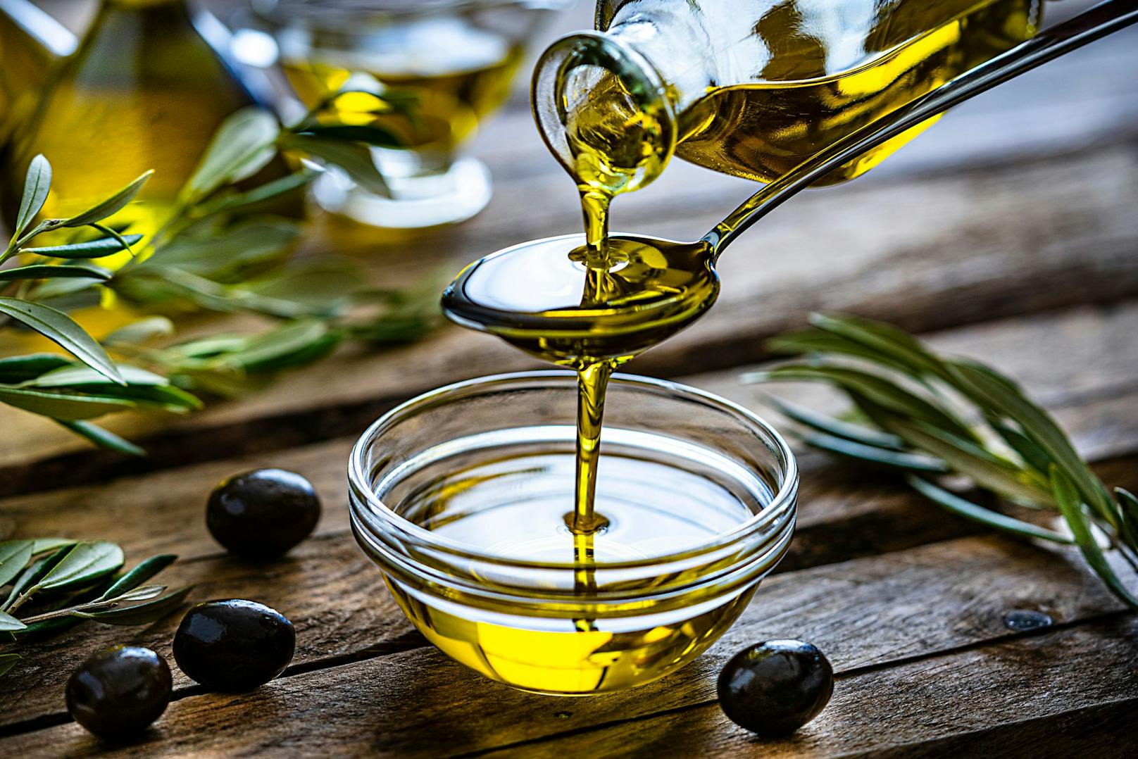 <strong>Olivenöl</strong> schmeckt nicht nur uns Menschen. Es steckt voller Antioxidantien, die das Immunsystem deines Hundes stärken und ein paar Tropfen ins Fell macht es schön glänzelnd. Hier sollte man lediglich bei der Qualität aufpassen - denn Olivenöl ist nicht gleich Olivenöl. 