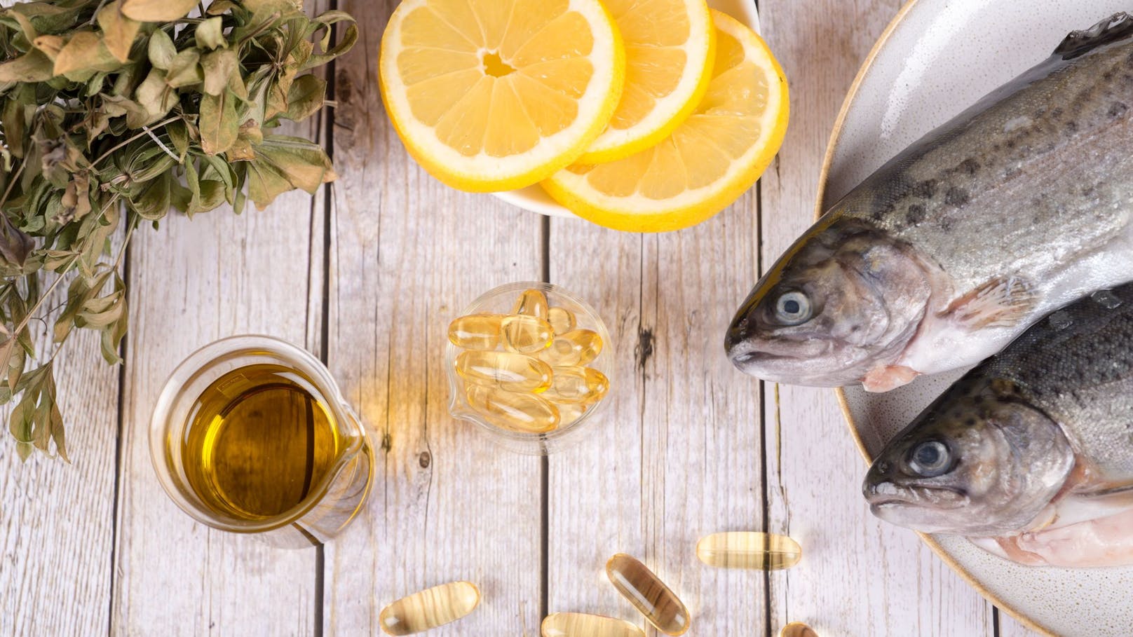 <strong>Fischöl:</strong> Lachsöl, Dorschleberöl und Kabeljauöl enthalten die notwendigen Omega-3-Fettsäuren und gehören deshalb auf jeden Speiseplan. Auch das Vitamin A und D sind als Nahrungsergänzungsmittel großartig für deinen Hund. Ein halber Teelöffel täglich über das Nass- oder Trockenfutter kann in jedem Alter verfüttert werden. 