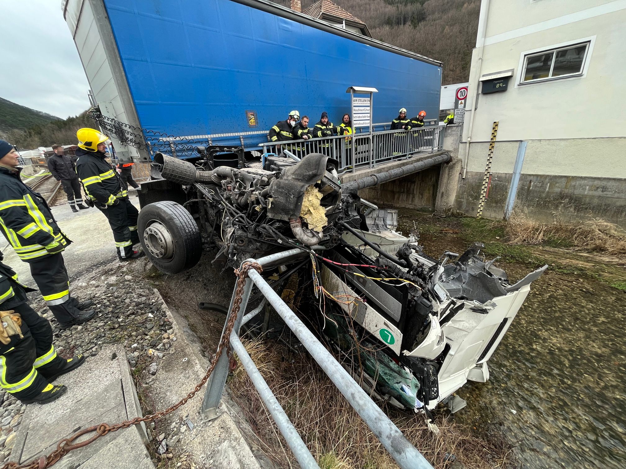 Ein Güterzug krachte in einen Lkw.