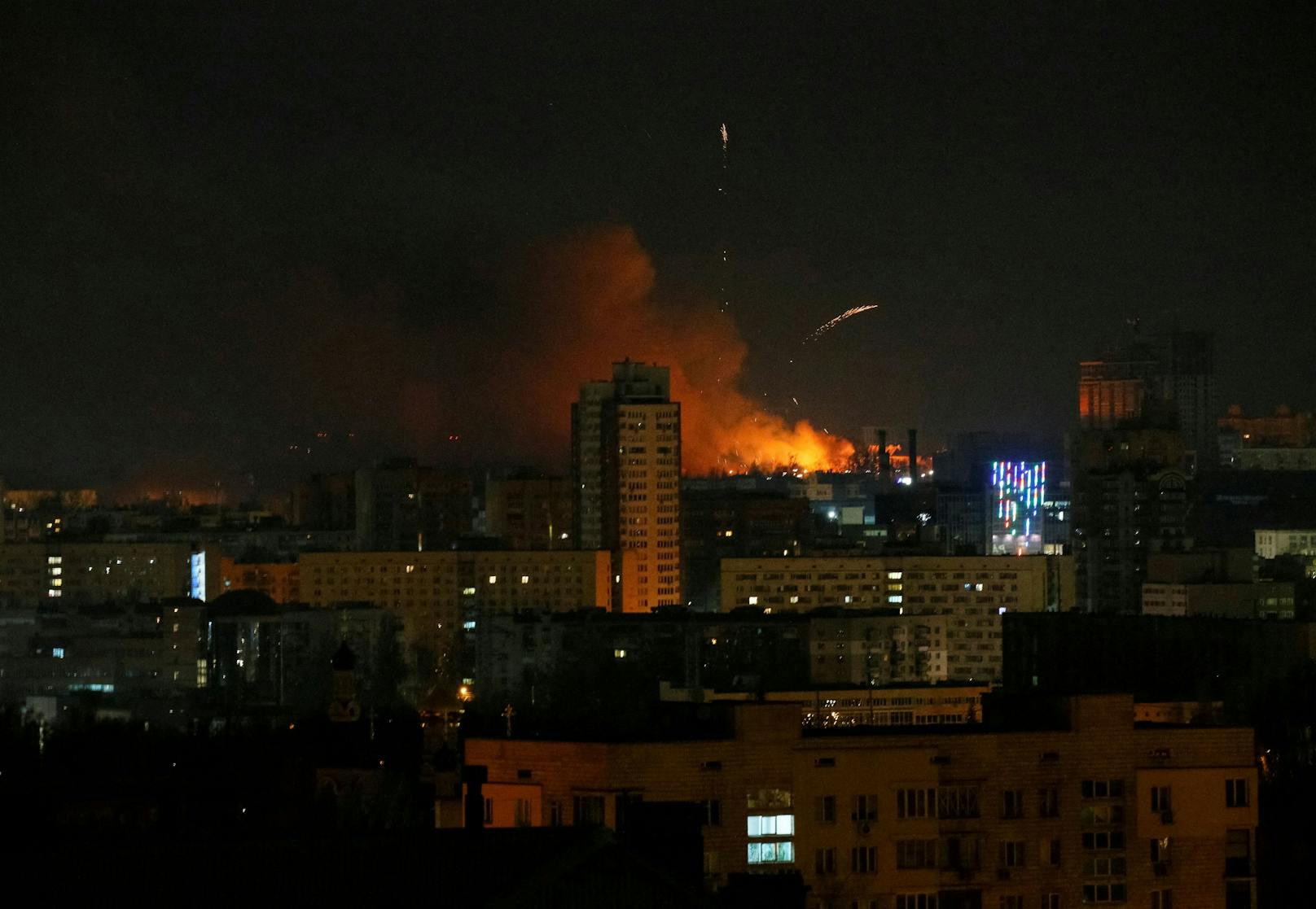 Rauch und Feuer in Kiew in Folge russischer Artillerieangriffe am 26. Februar 2022.