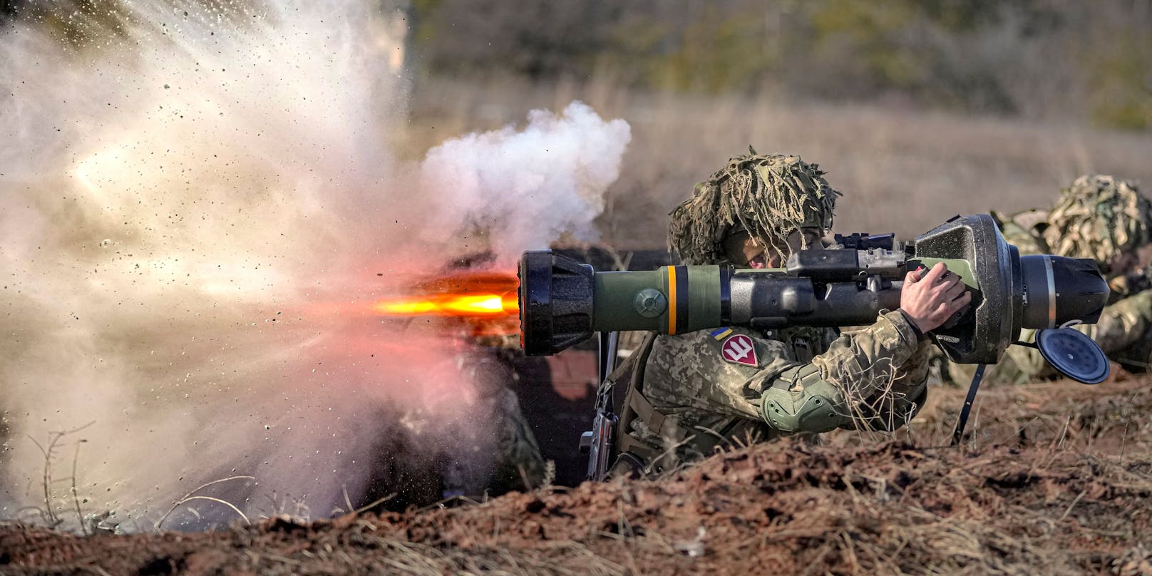 Ein ukrainischer Soldat beim Abfeuern einer Panzerabwehrrakete. (Archiv)