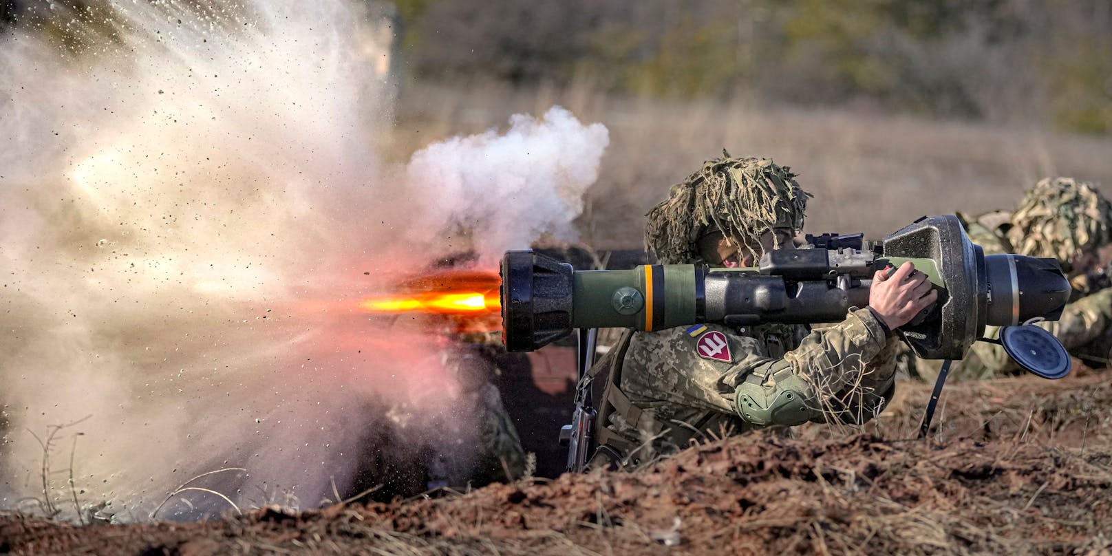 Ein ukrainischer Soldat beim Abfeuern einer Panzerabwehrrakete. (Archiv)