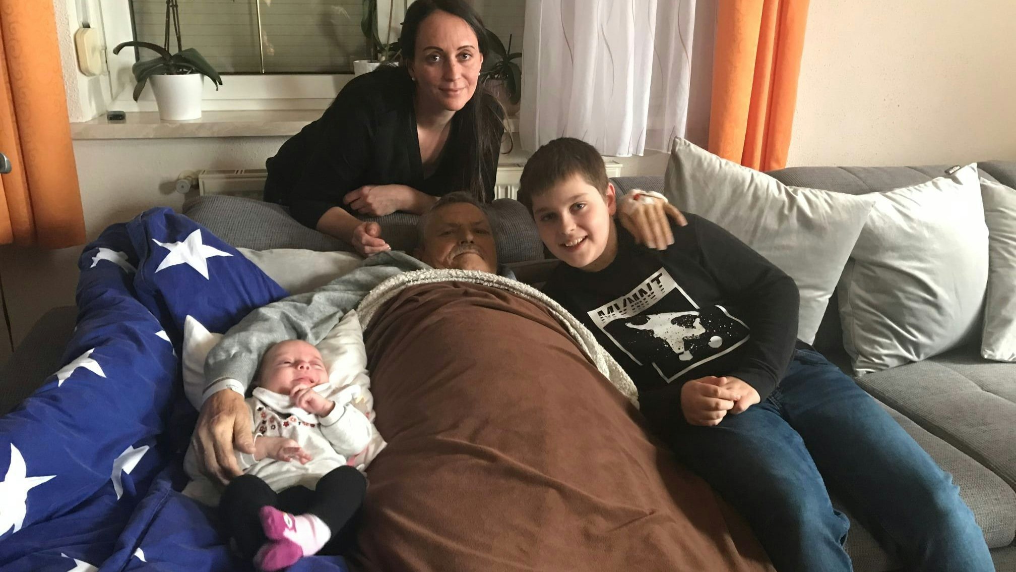 Ein letztes Mal kuschelten Tochter Silvia, Enkel Fabian und Enkelin Liliane mit Vater und Opa.