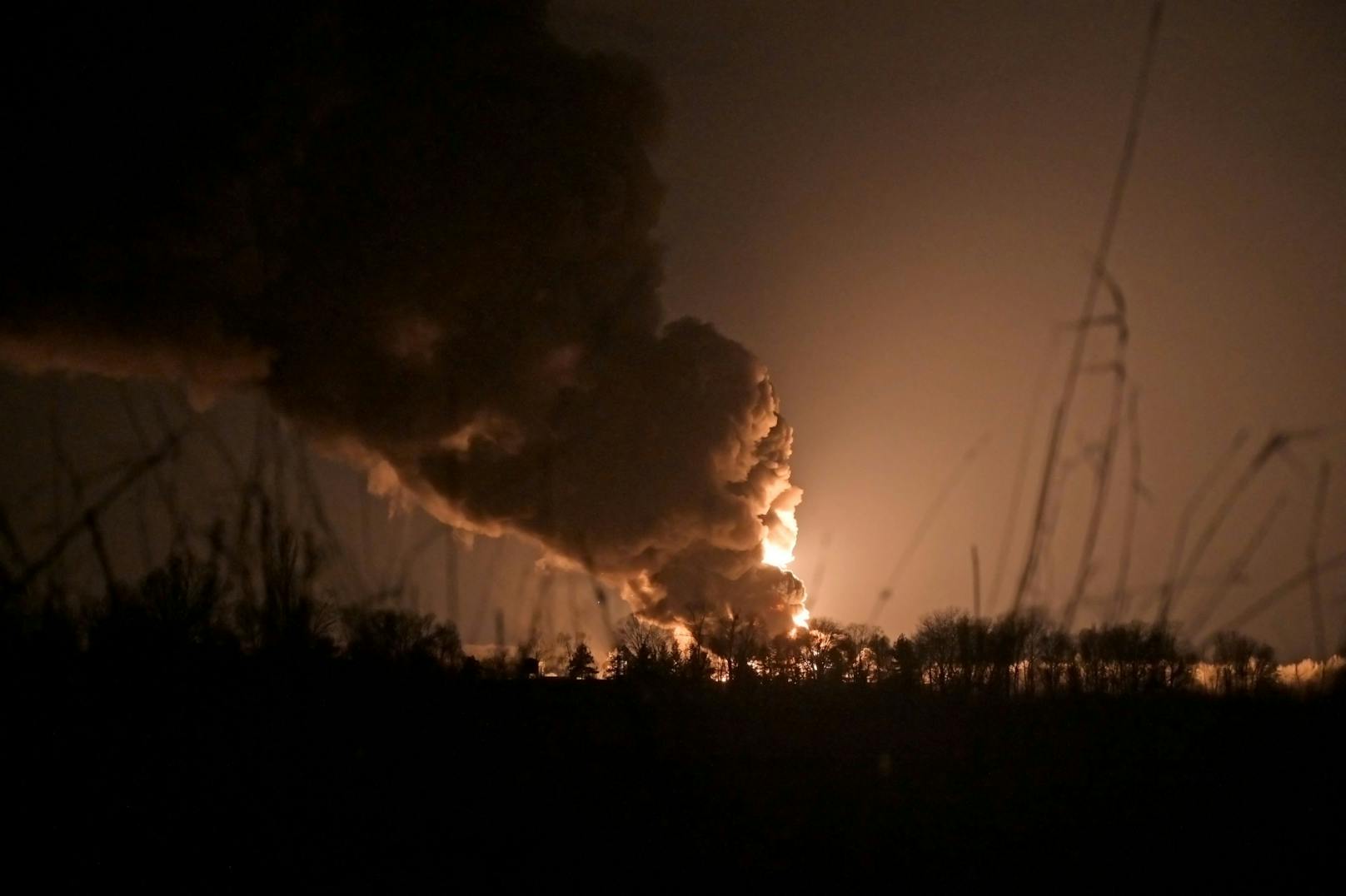 Auch am vierten Tag dauern die Kämpfe noch weiter an: Das Öldepot in Vasylkiv, 40 Kilometer südlich von Kiew (Ukraine), brennt. "Uns droht eine ökologische Katastrophe. Wir tun alles, um dies zu verhindern!",&nbsp;sagt die Bürgermeisterin Natalia Balasinovich in einer Videobotschaft.