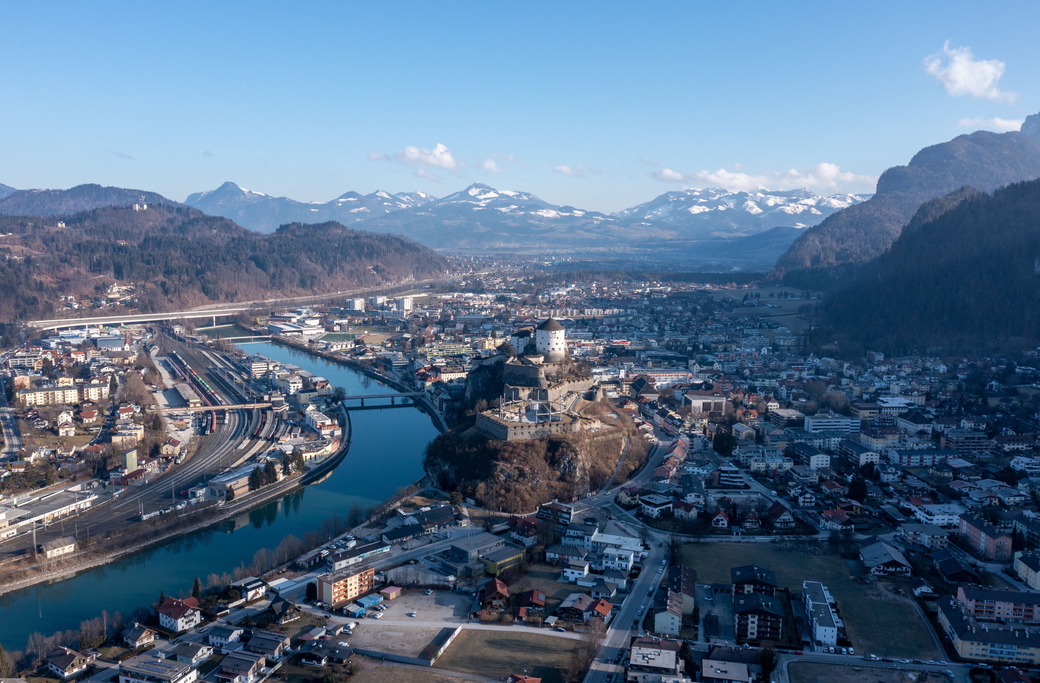 In Tirol waren 505.752 Bürgerinnen und Bürger aus 273 Gemeinden aufgerufen ihre Stimme abzugeben. 