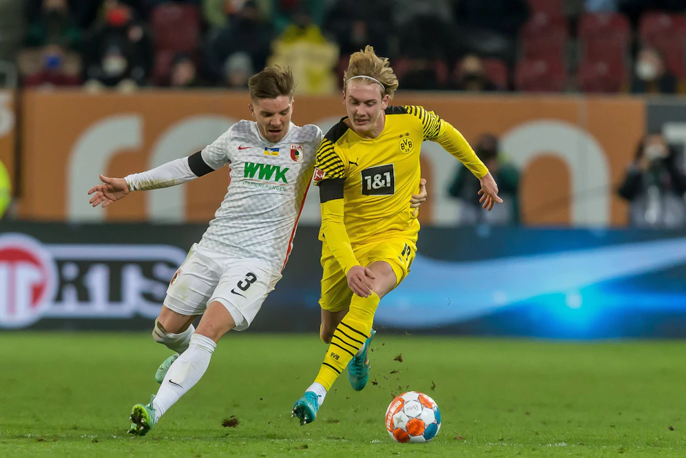 Dortmund rutscht in Augsburg aus.
