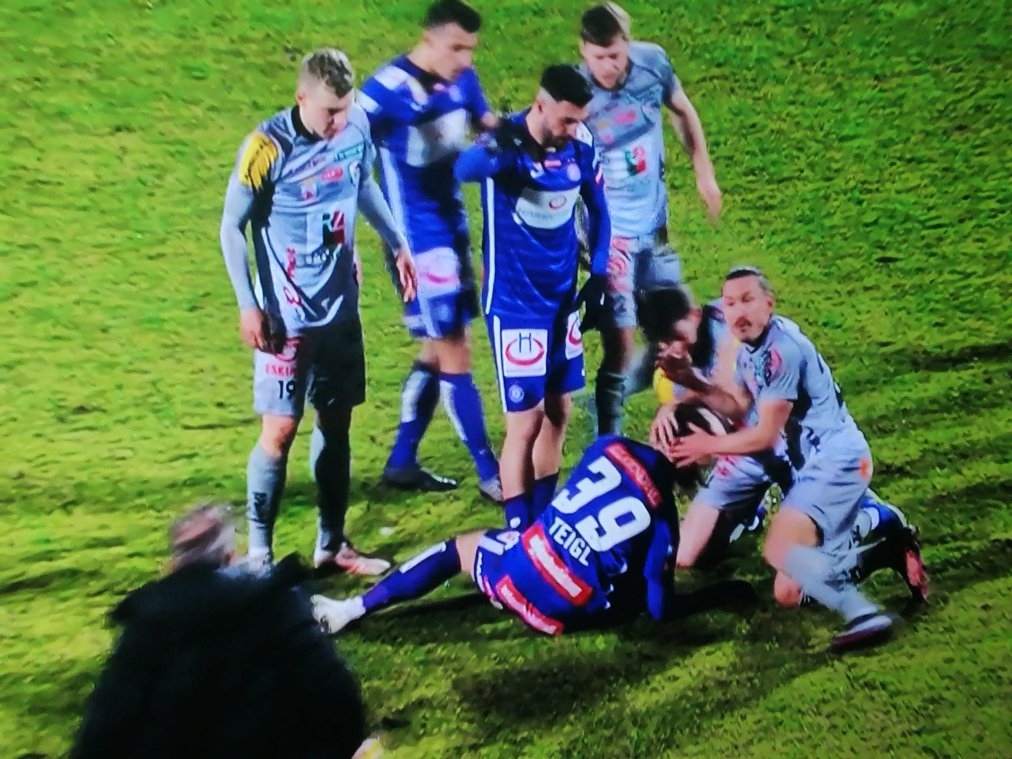 Lochoshvili rettet Gegner Teigl das Leben, nachdem dieser seine Zunge verschluckte.