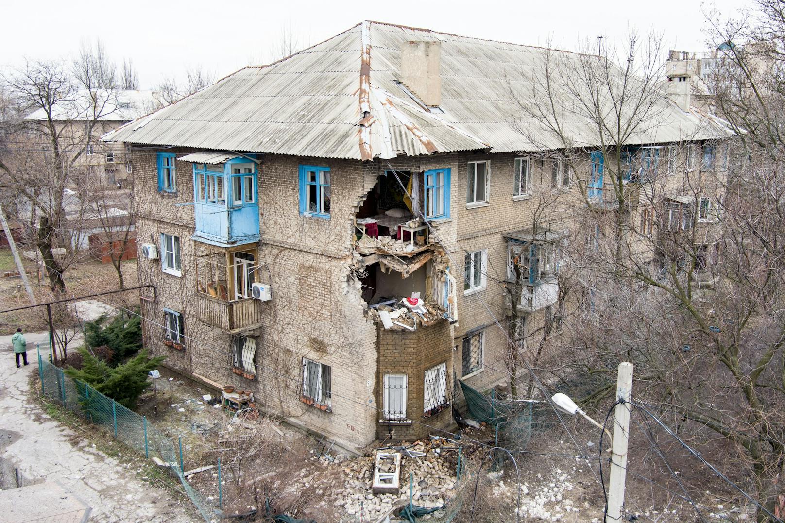 Bei russischen Angriffen wurde auch dieses Wohnhaus in der Mironova Straße in Donezk (Ukraine) schwer beschädigt.&nbsp;