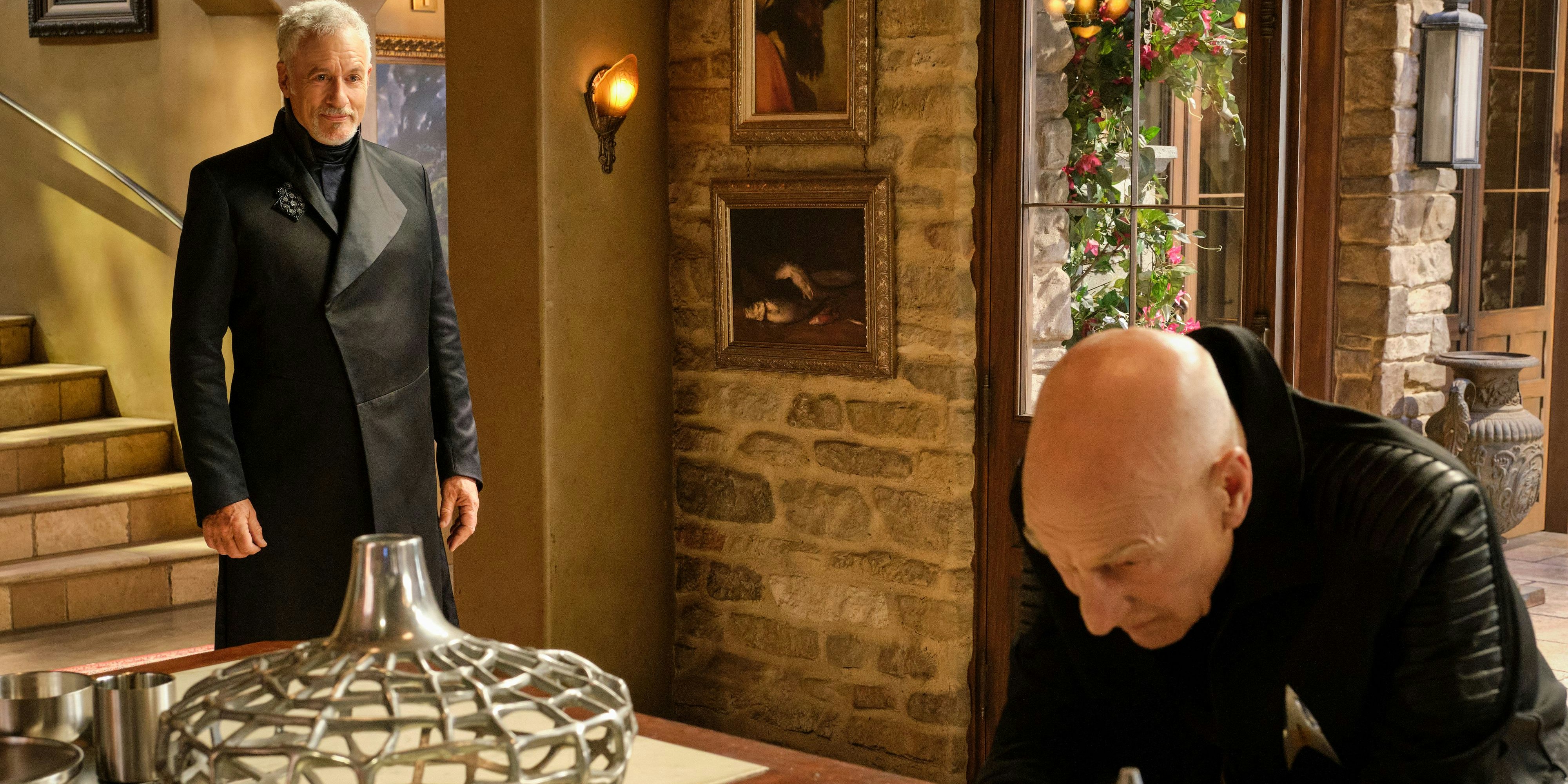 Q (John de Lancie) besucht Picard (Sir Patrick Stewart).