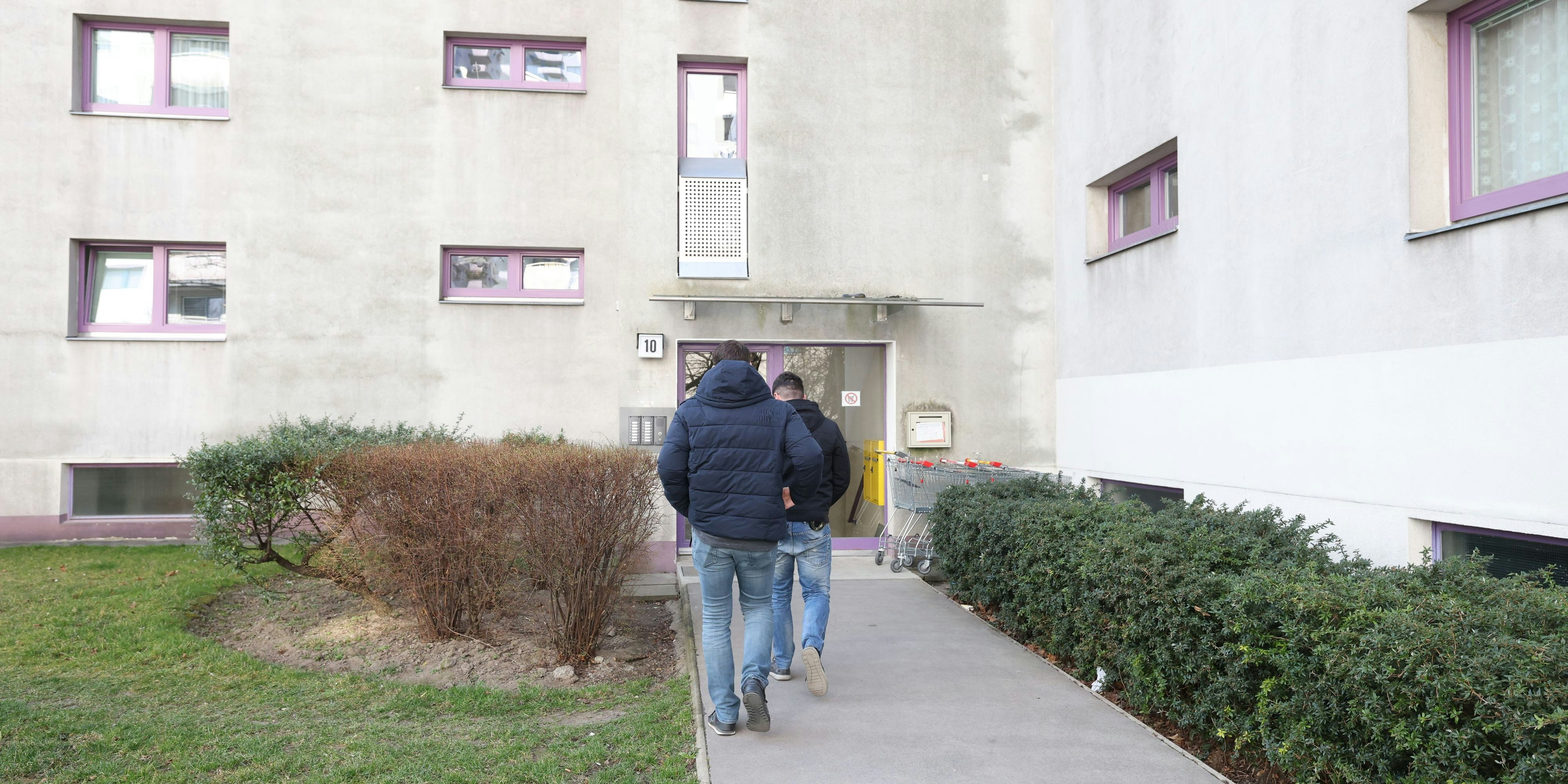 Kriminalisten am Weg zum Tatort in Wien-Floridsdorf.