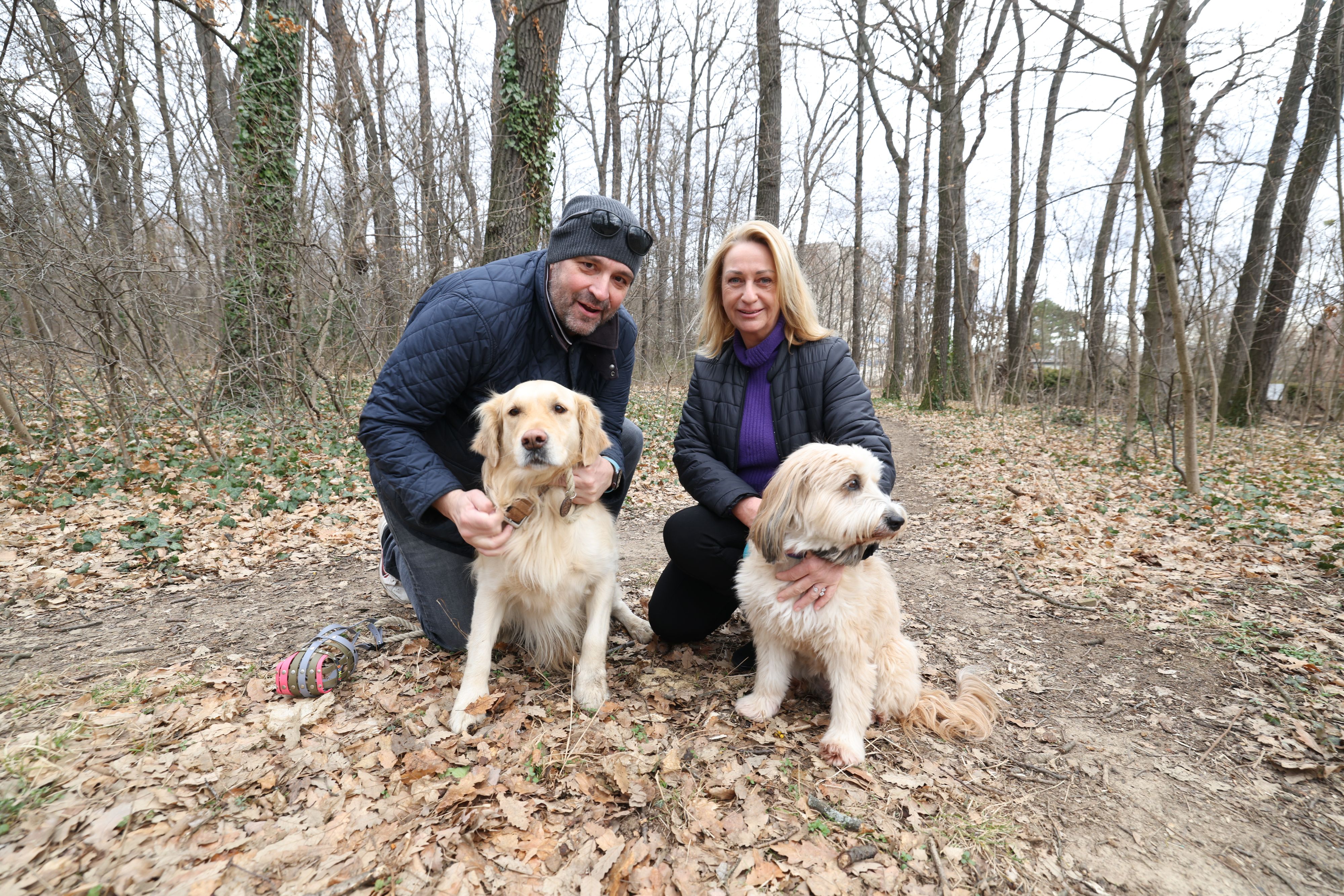 Nachdem keine Hinweise zum "Hundehasser" beim Hörndlwald (Hietzing) eingingen, spenden Merten M. (l.) und Elisabeth S. eine Prämie an. Tipps gab es nicht, Nun