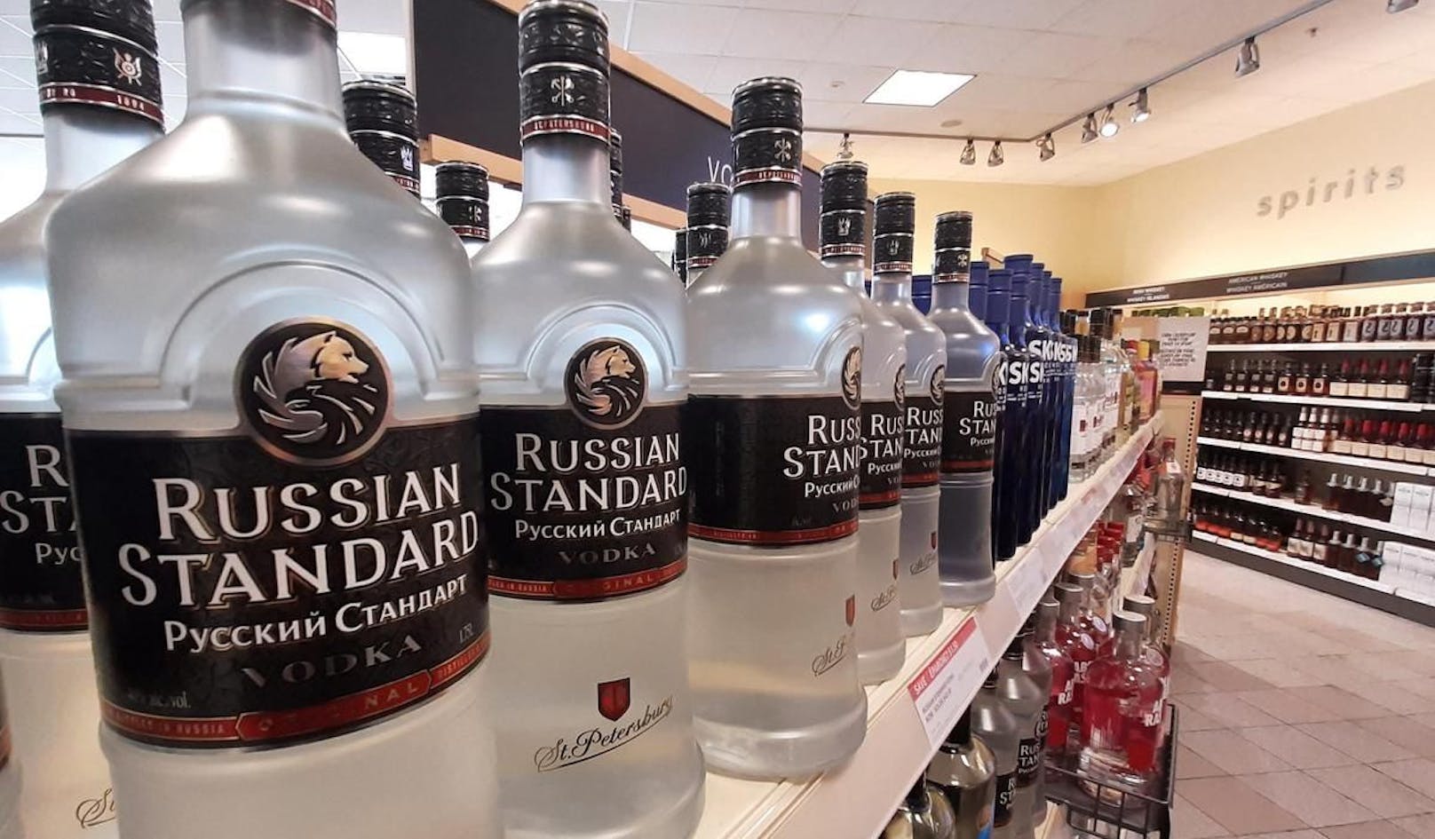 Geschäfte und Bars in den USA entfernen russische Produkte, unter anderem Wodka, aus ihrem Sortiment.