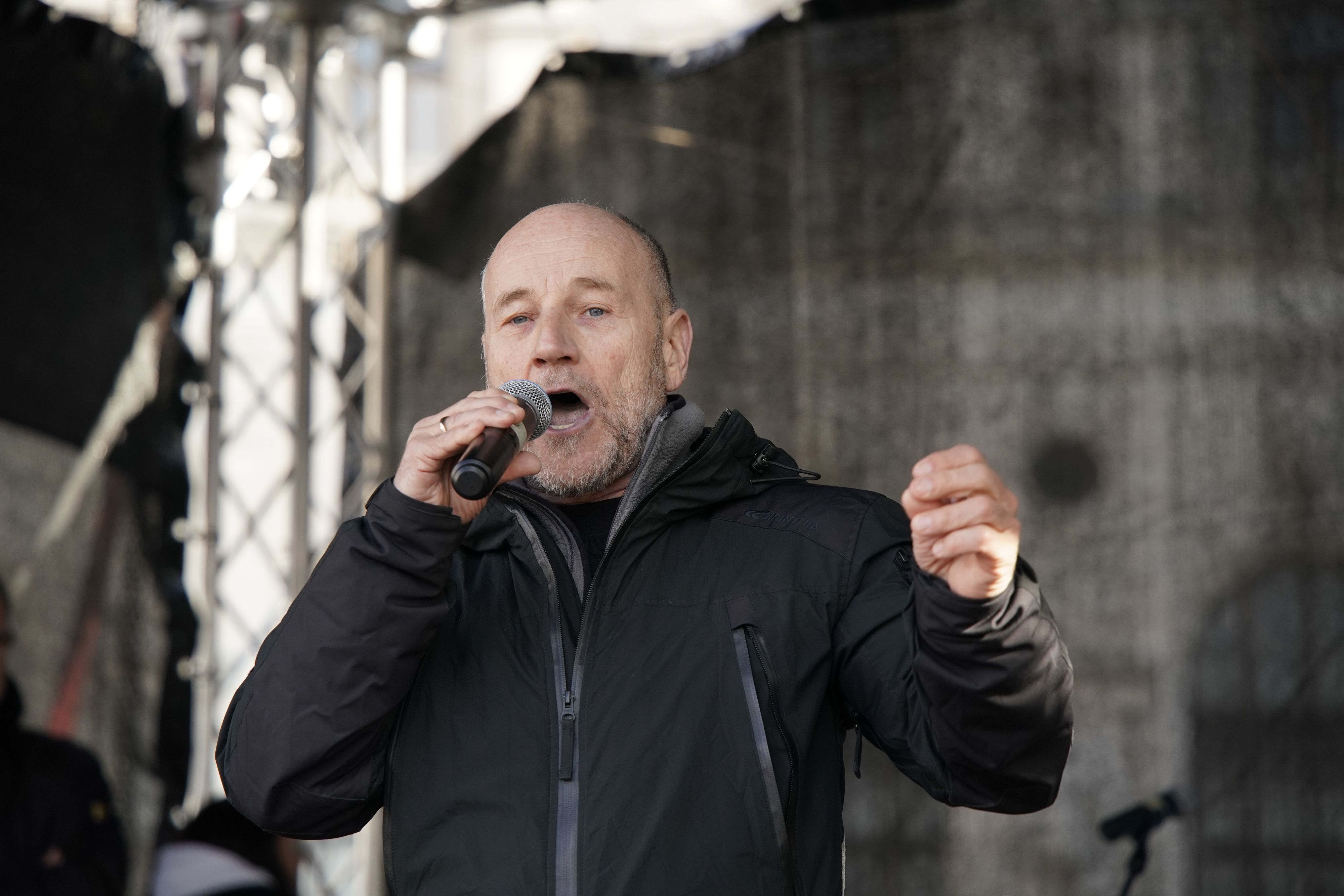 Aufheizer vor Demo-Teilnehmern: Roland Dühringer bei seiner Rede in Wien.