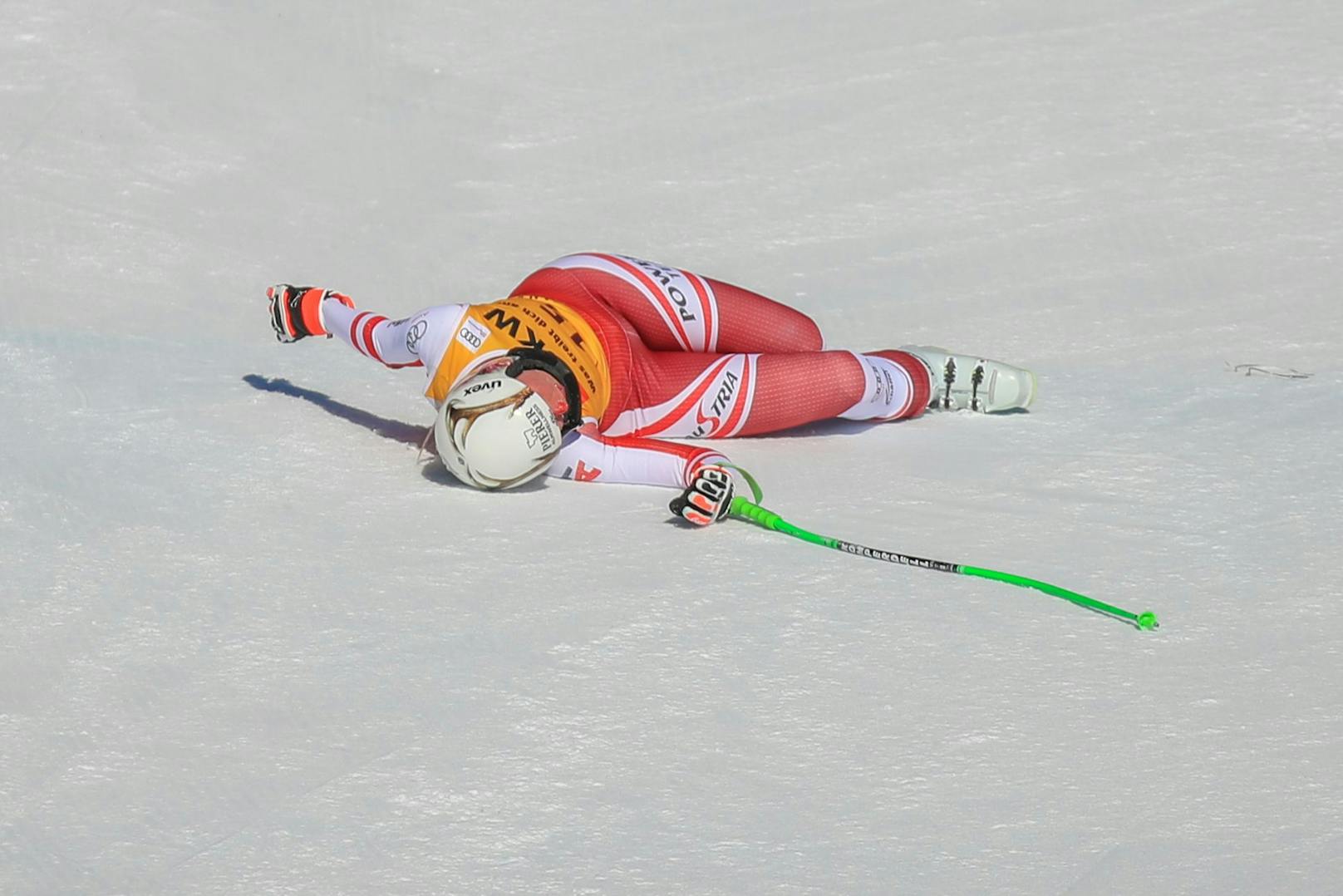 Die 29-Jährige blieb benommen im Schnee liegen.