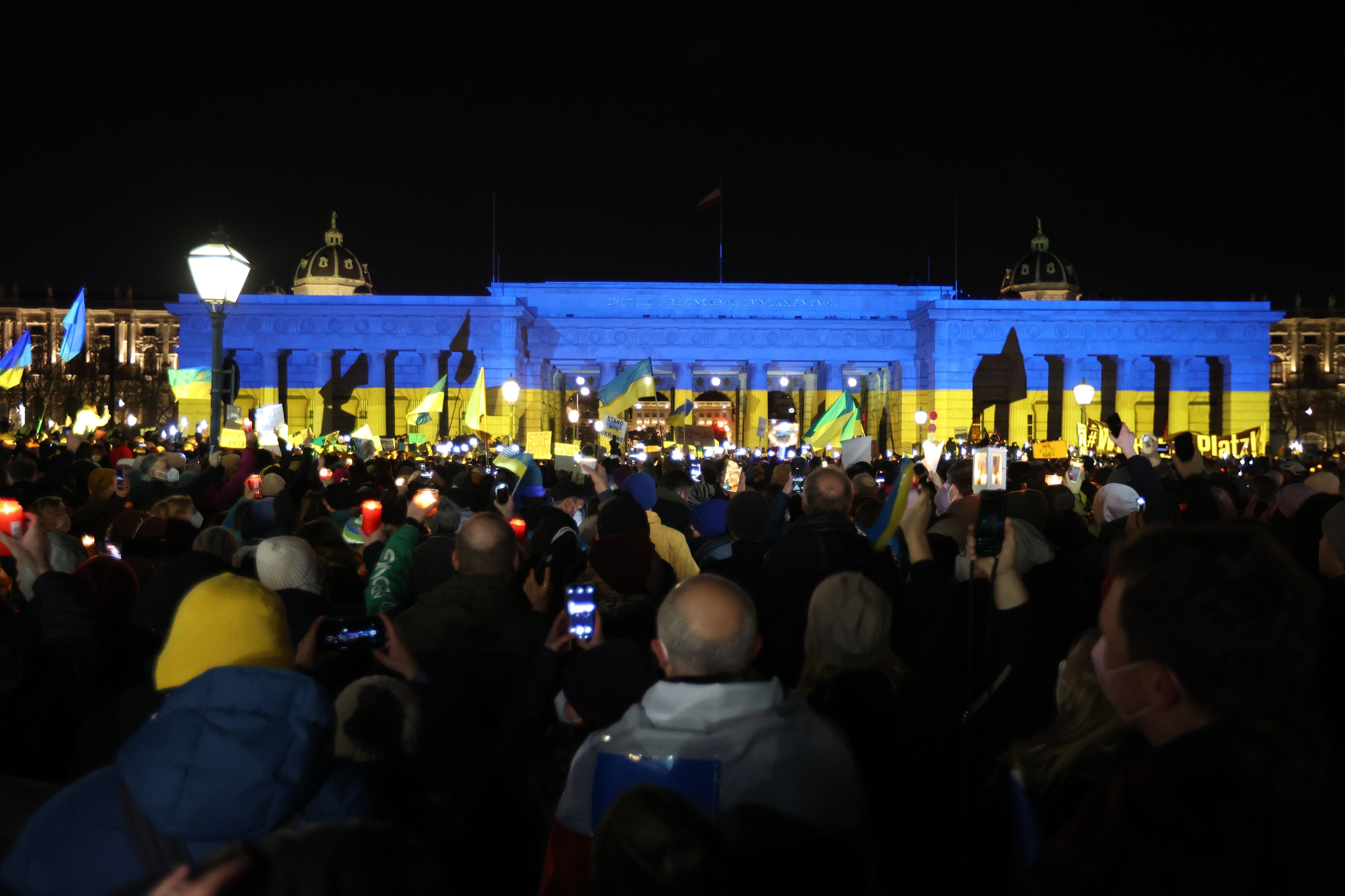 Lichtermeer #YesWeCare #Ukraine gegen den Einmarsch russischer Truppen in die Ukraine am Sonntag in Wien.