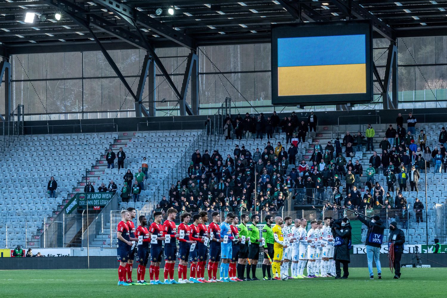 Auf der Video-Leinwald ist die ukrainische Flagge zu sehen.