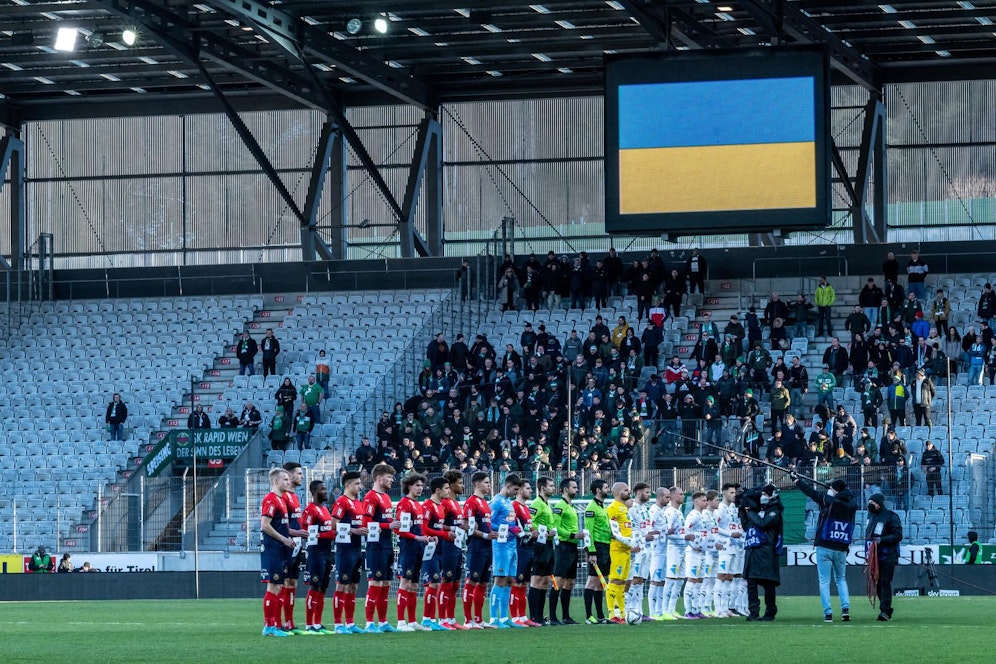 Auf der Video-Leinwald ist die ukrainische Flagge zu sehen.