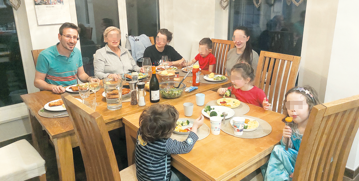 Wir essen zusammen, aber trotz Extratisch haben nicht alle Platz.