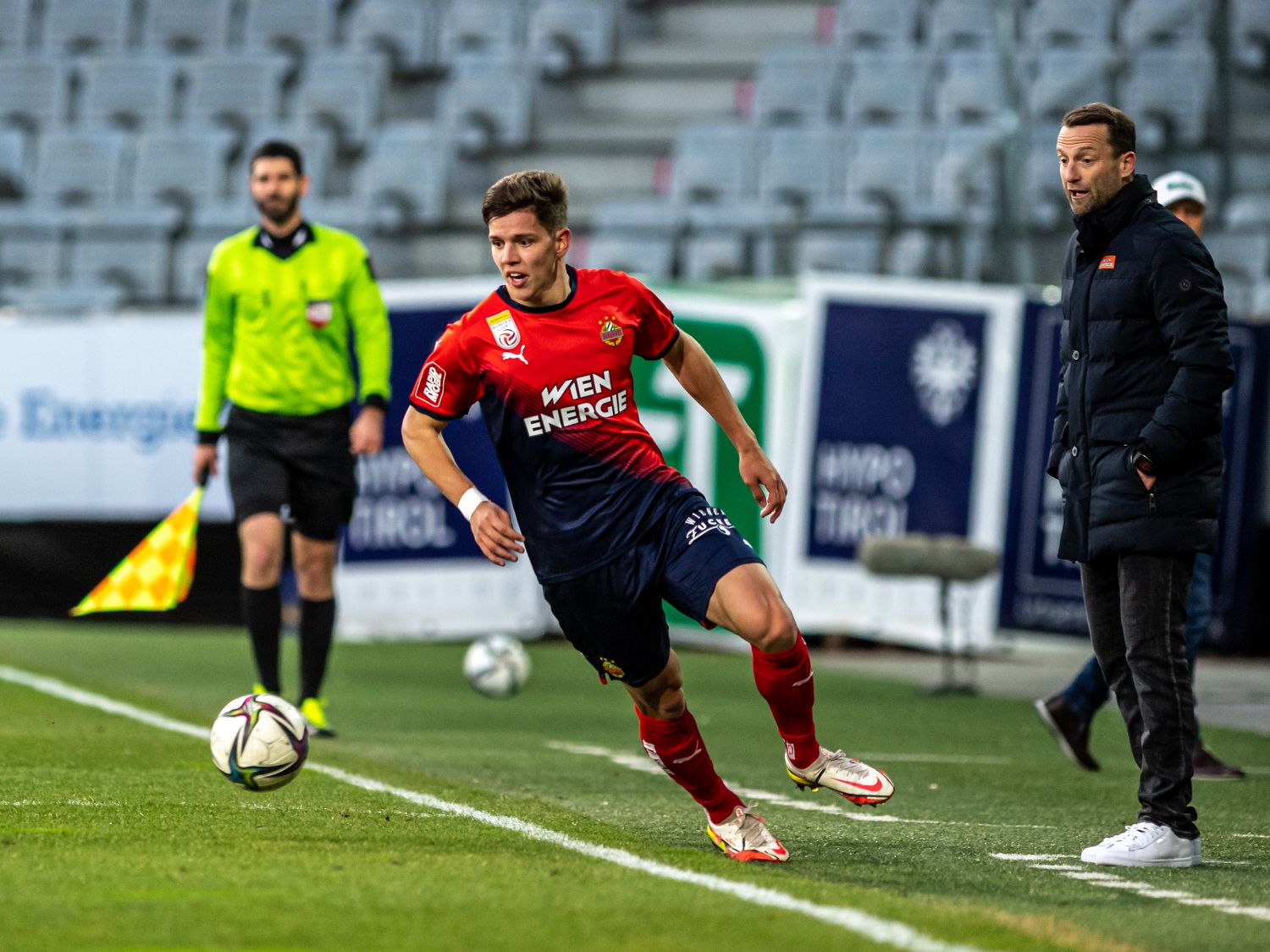 Rapid-Trainer Ferdinand Feldhofer gibt Martin Moormann Anweisungen.