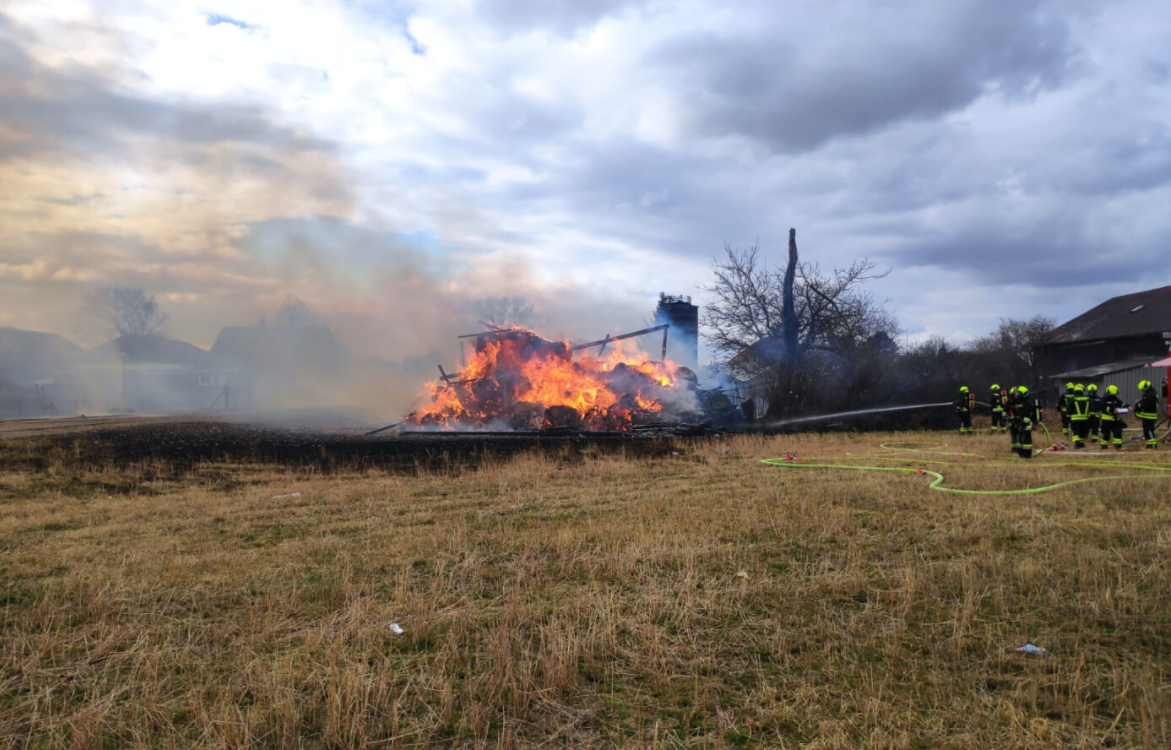 Die Scheune mit Strohballen brannte total ab. 
