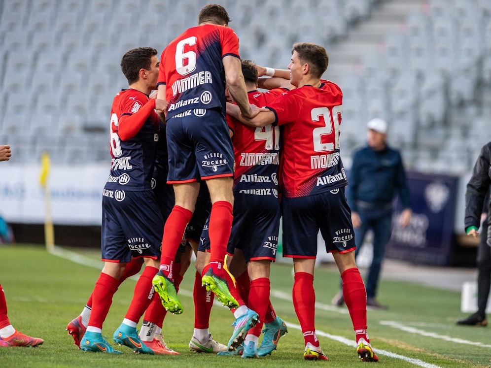 Rapid jubelt über die Führung im Tivoli.